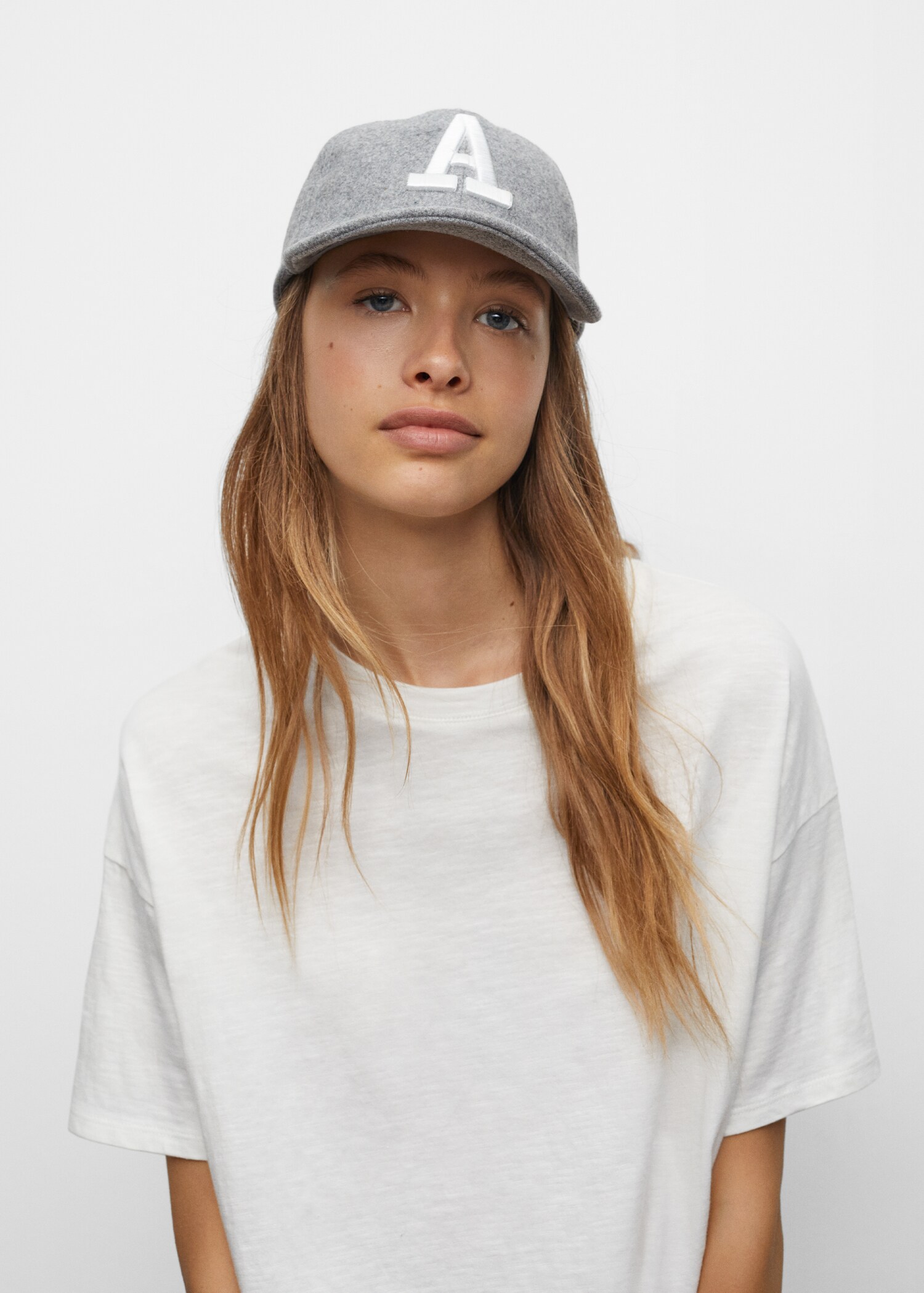 Cap with embroidered letter  - Details of the article 1