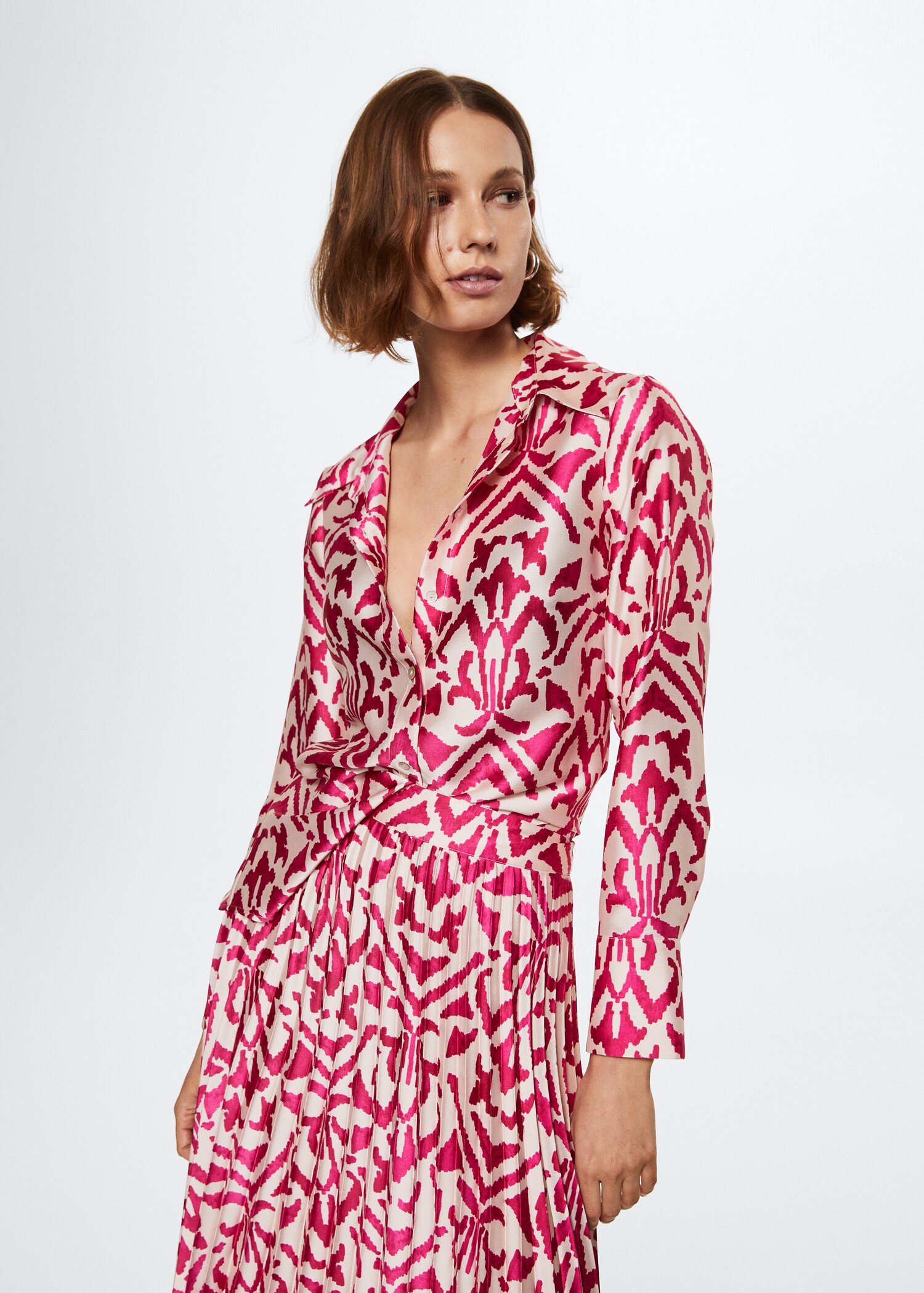 Camisa satinada estampada - Plano medio