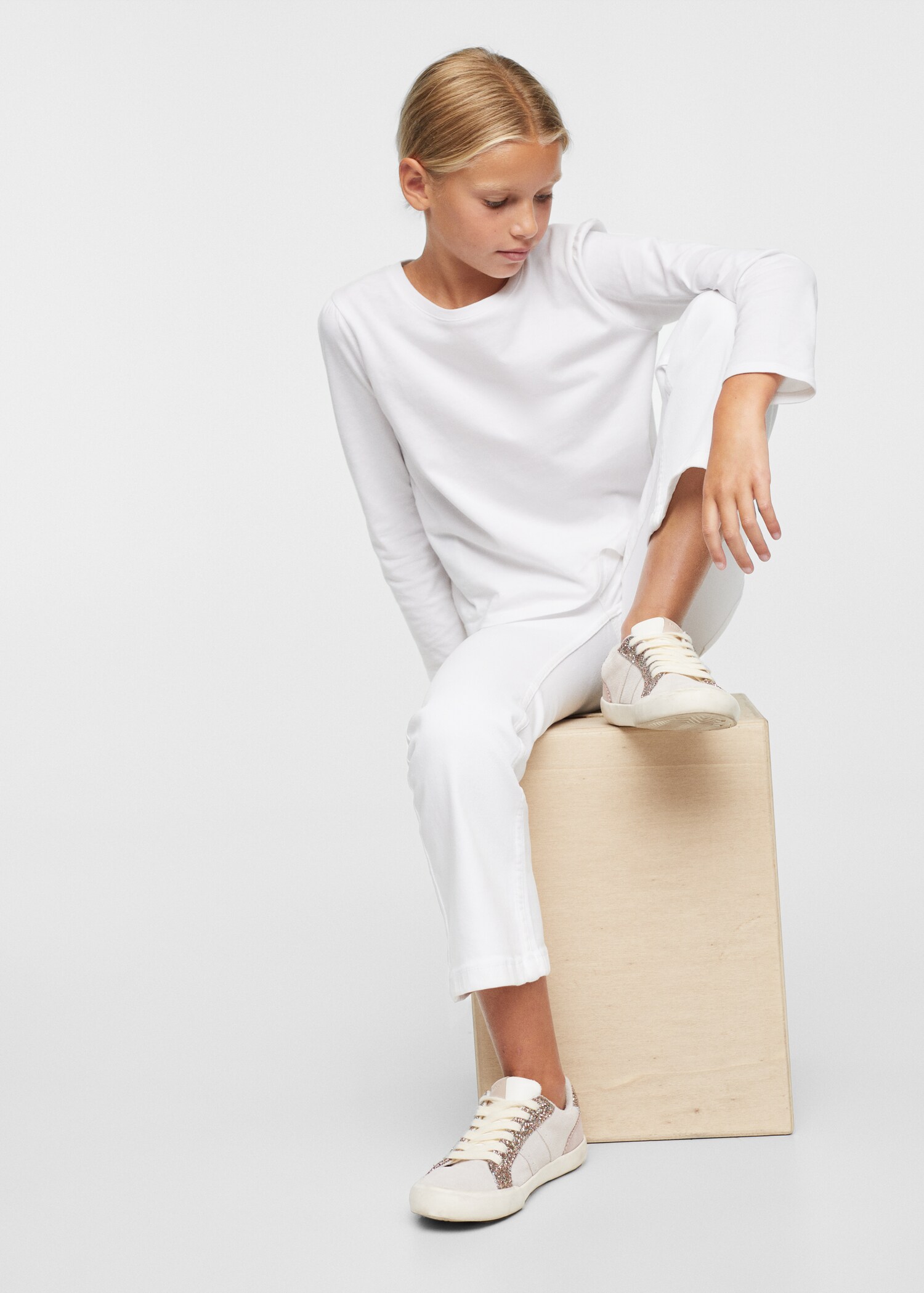 Flared Jeans mit Knöpfen - Mittlere Ansicht