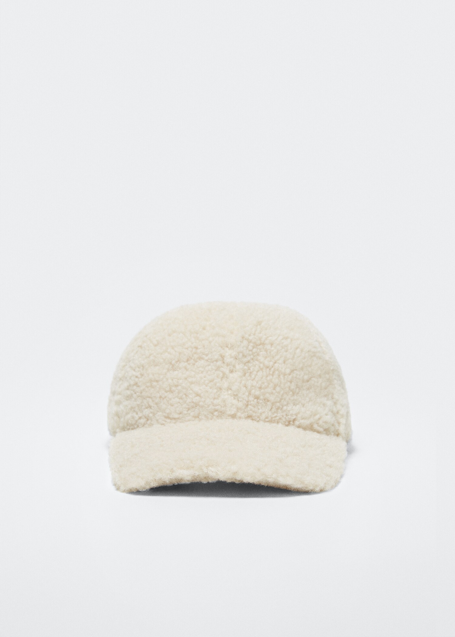 Casquette effet peau de mouton - Plan moyen