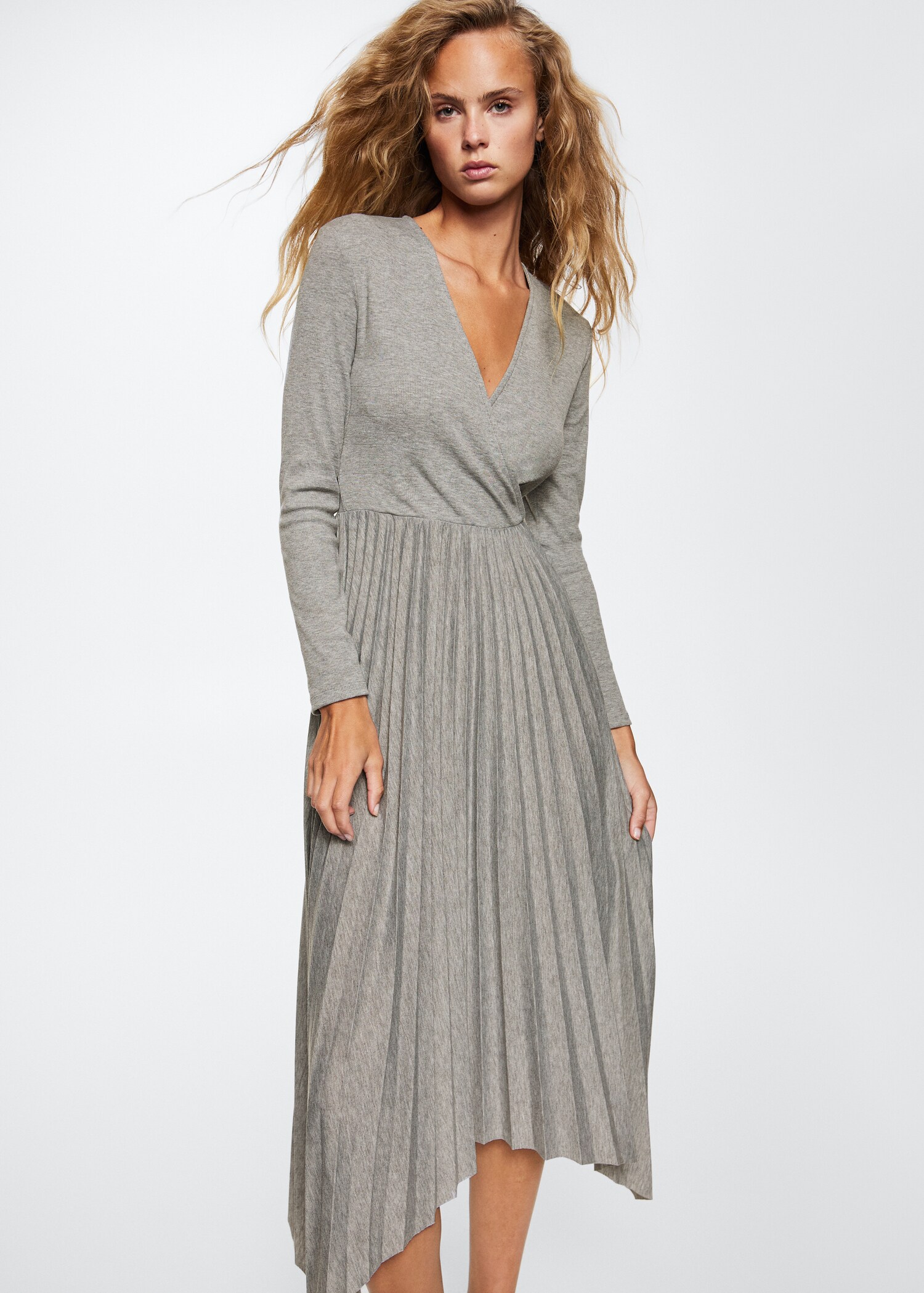 Vestido midi plisado - Plano medio