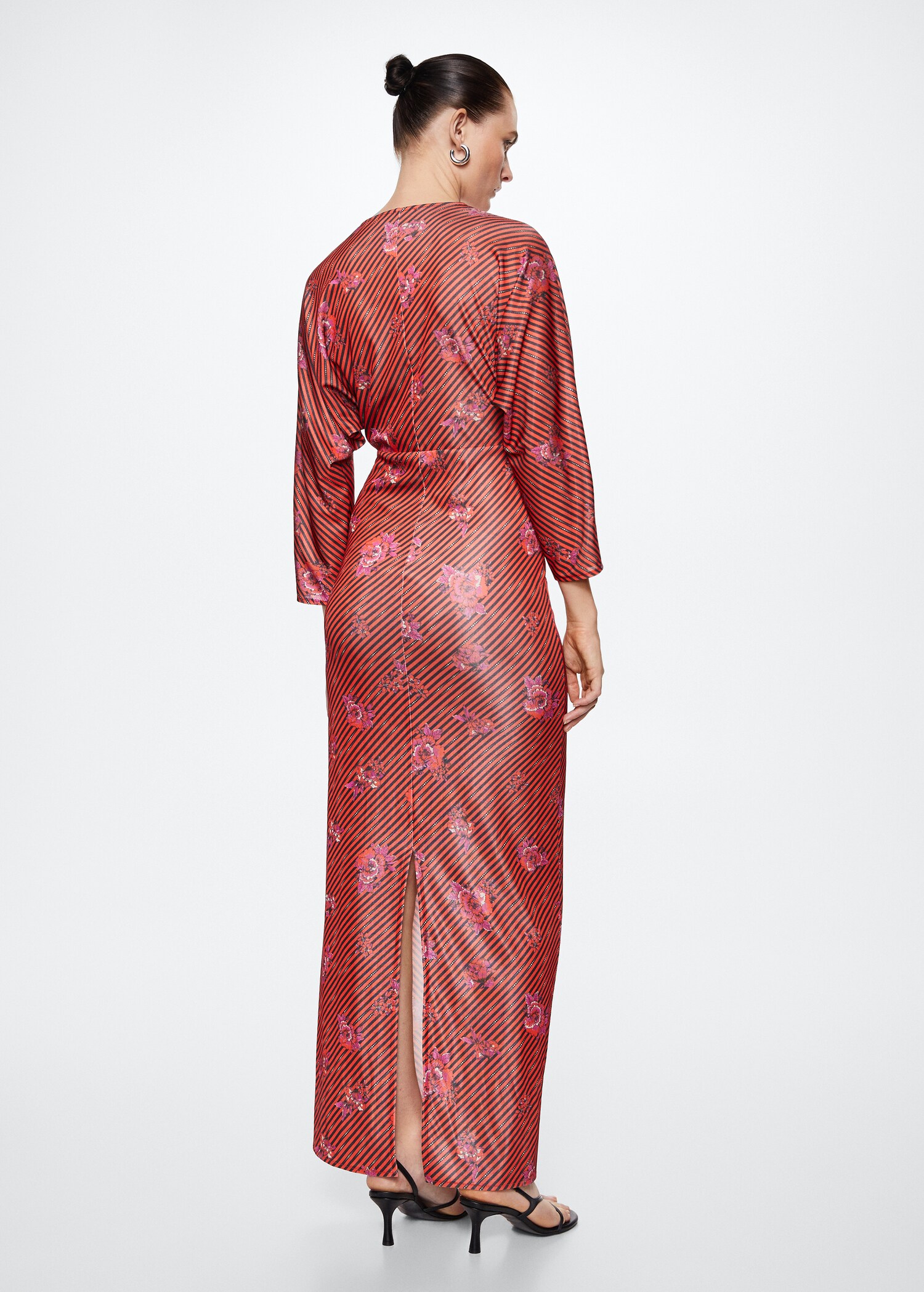 Embossed flower gown - Reverse of the article