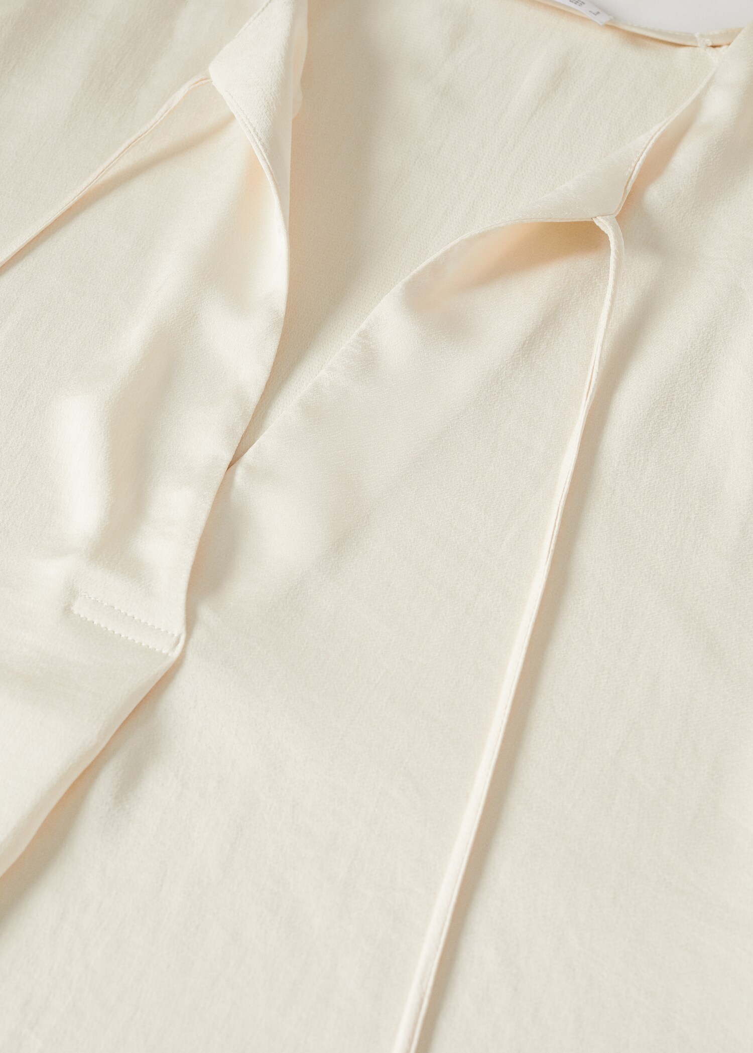 Blusa com fecho de laço - Pormenor do artigo 8