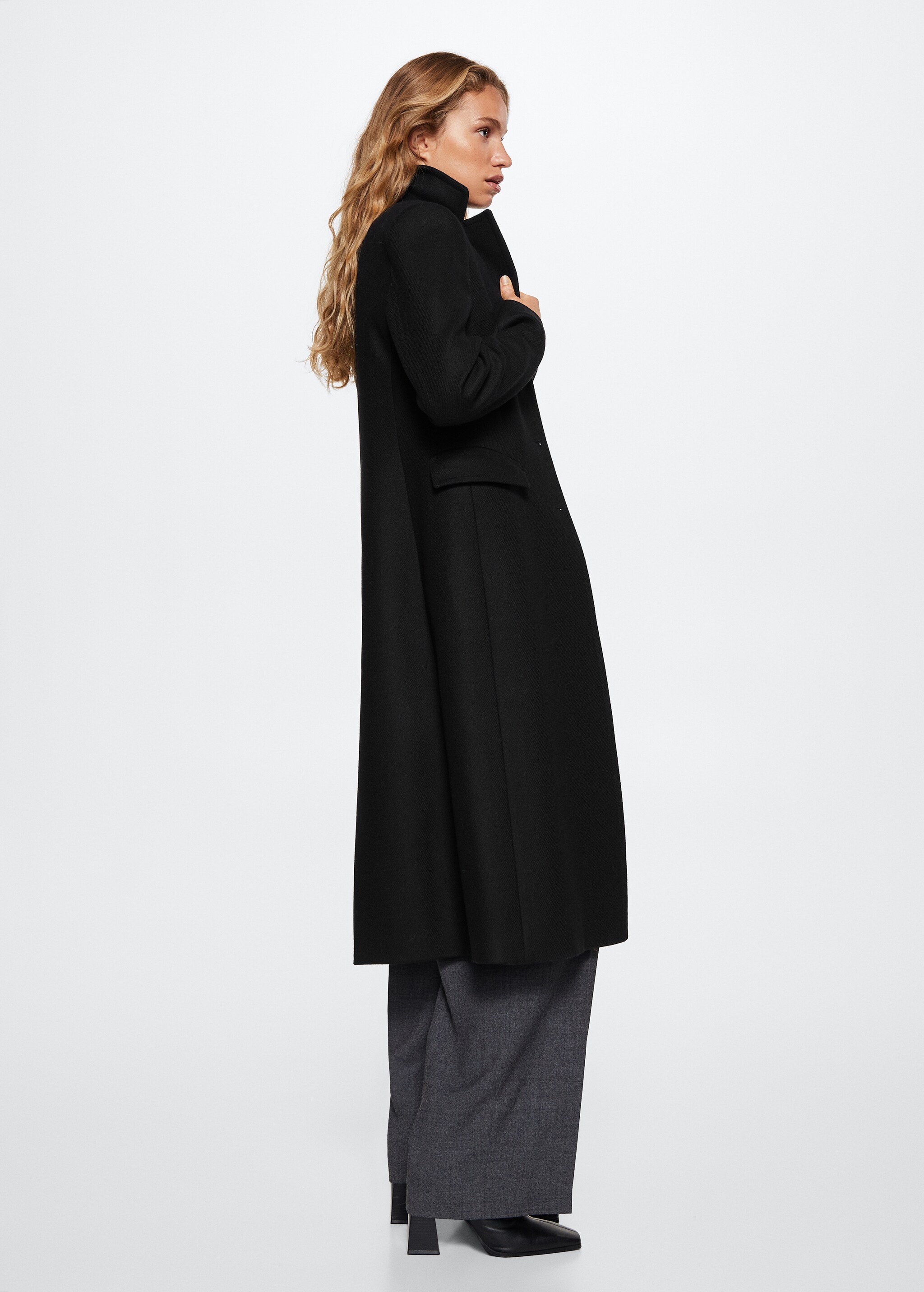 Fitted coat with buttons - Details of the article 4