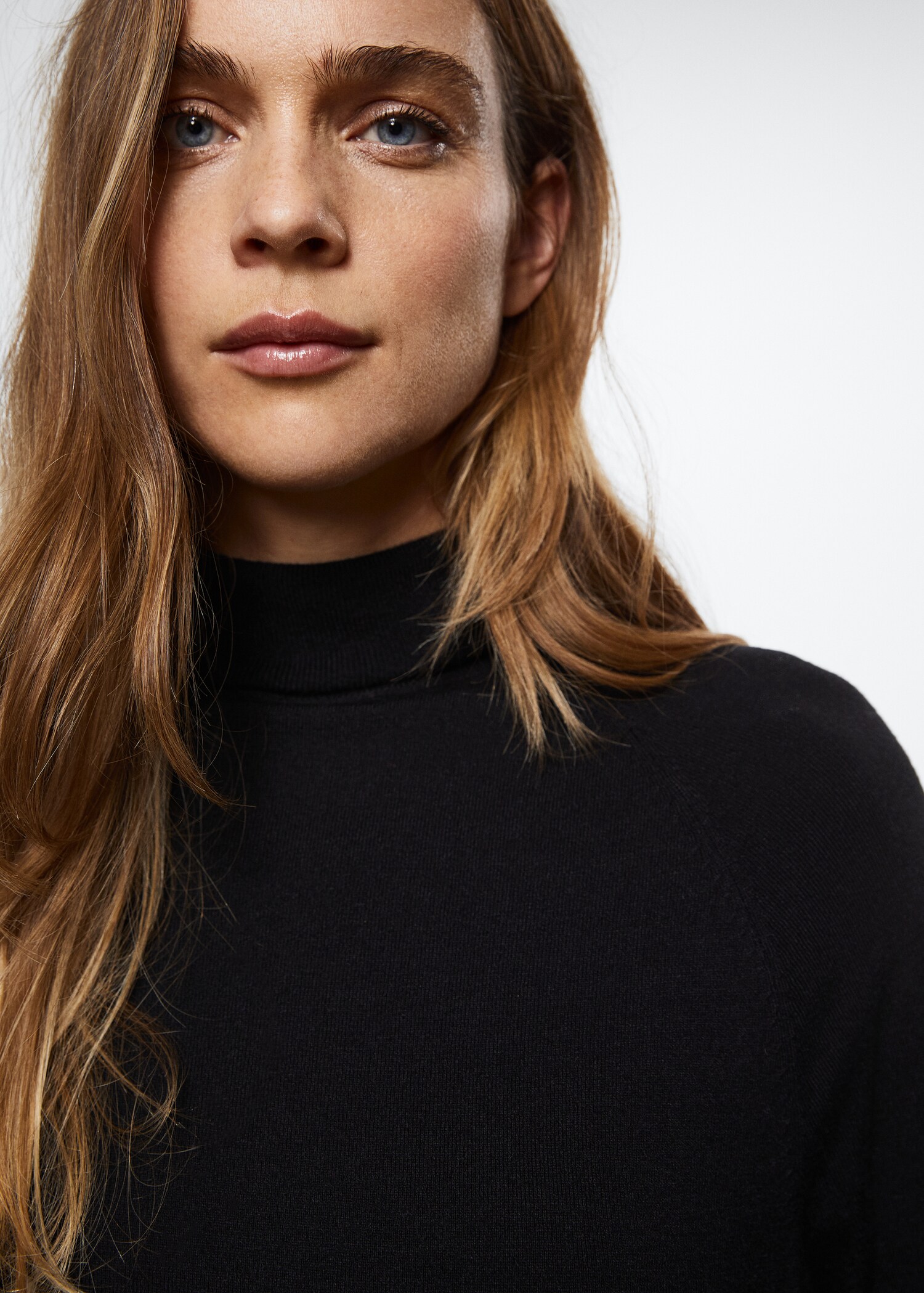 Knitted turtleneck dress - Details of the article 2