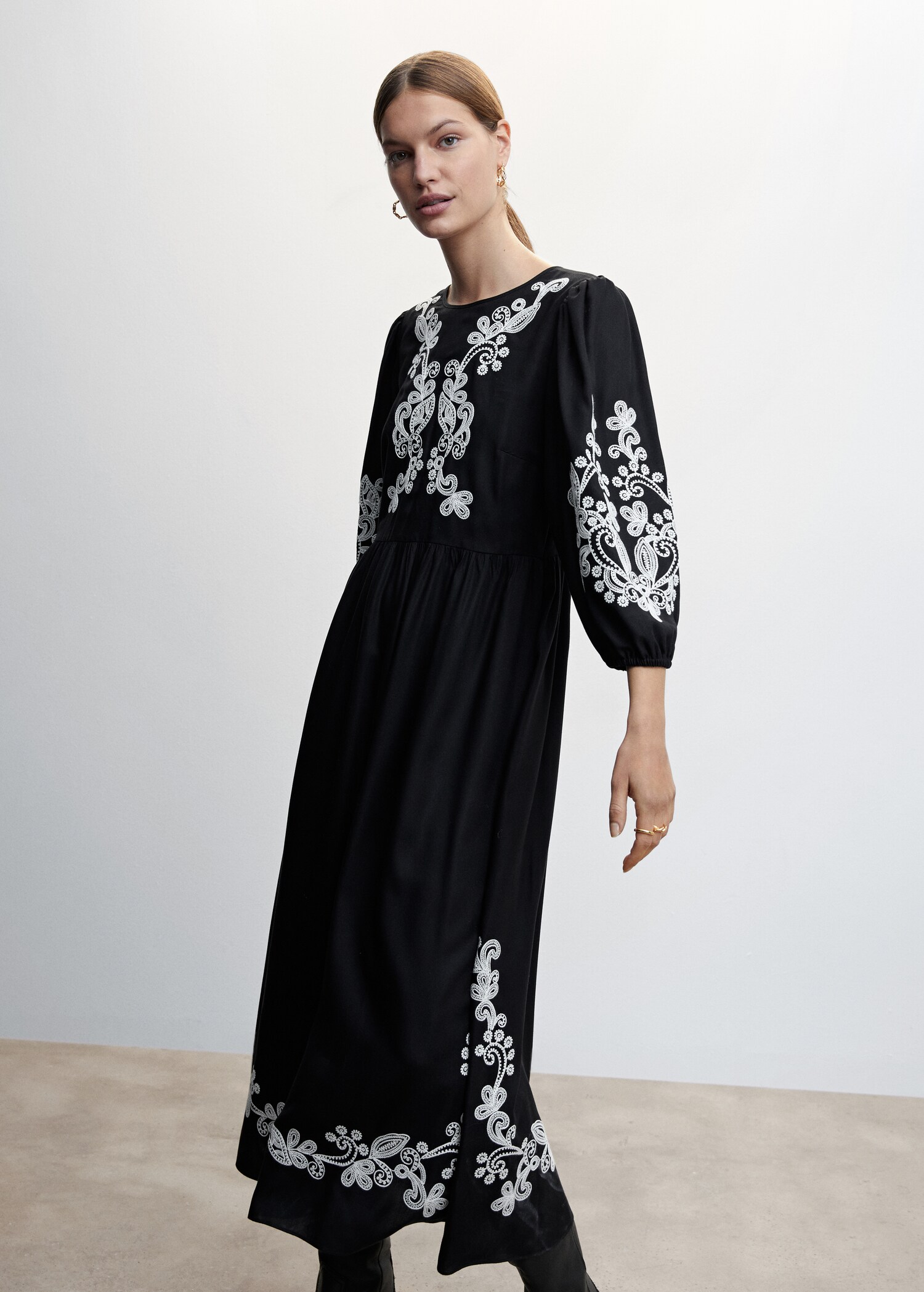 Robe broderie ethnique - Plan moyen
