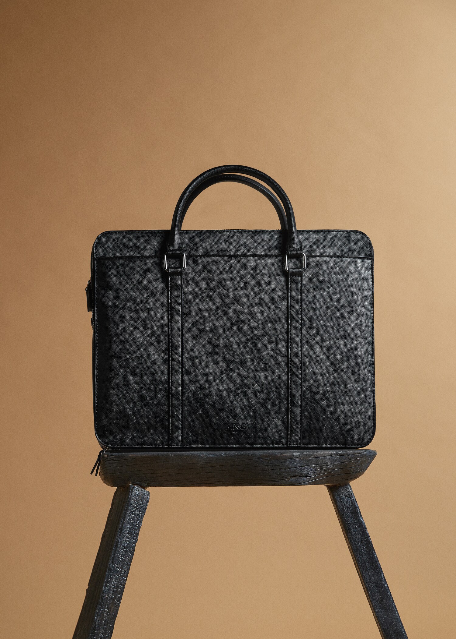 Inner-pocket tote briefcase - Details of the article 7