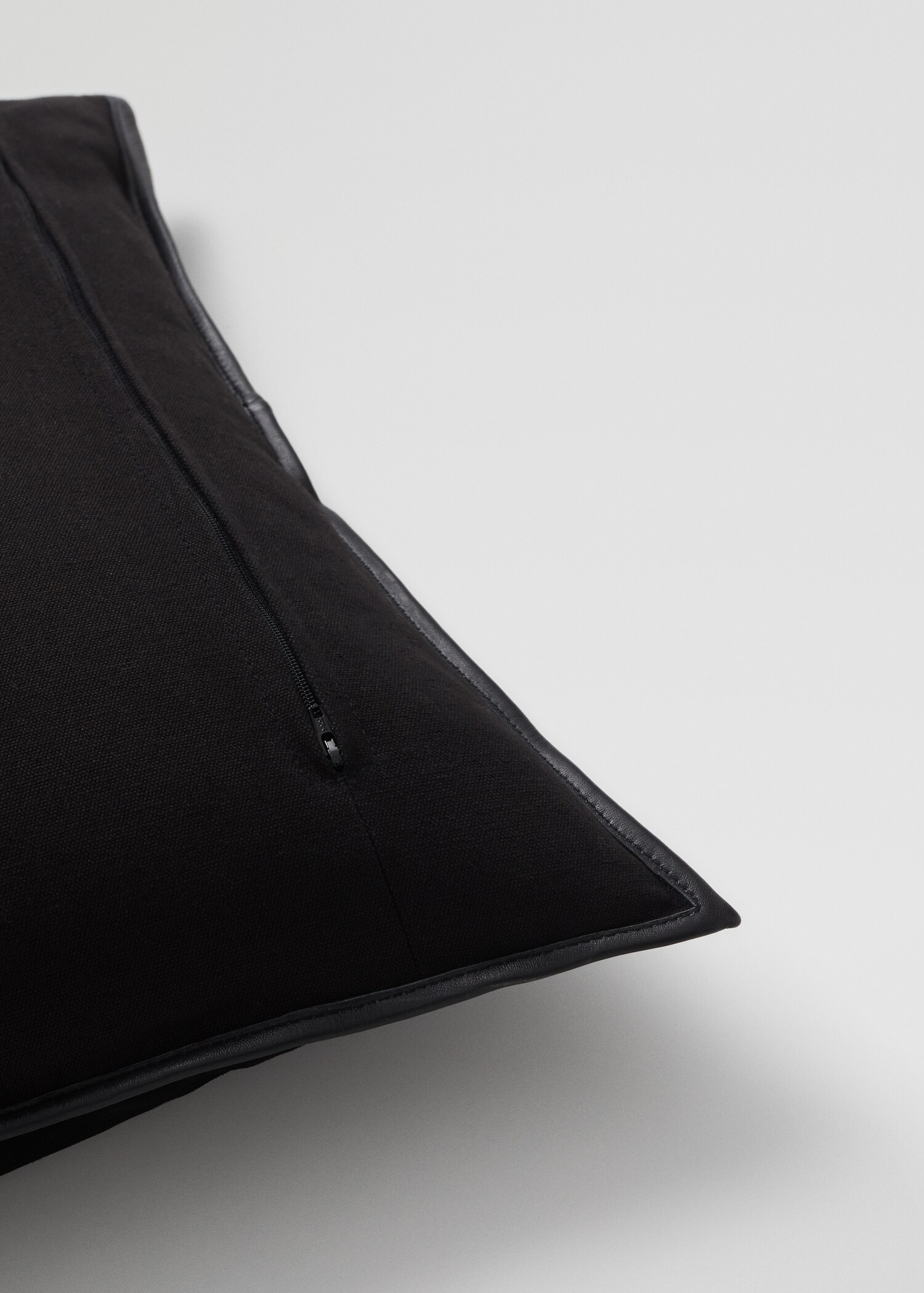 Mixed leather cushion cover 60x60cm - Details of the article 2