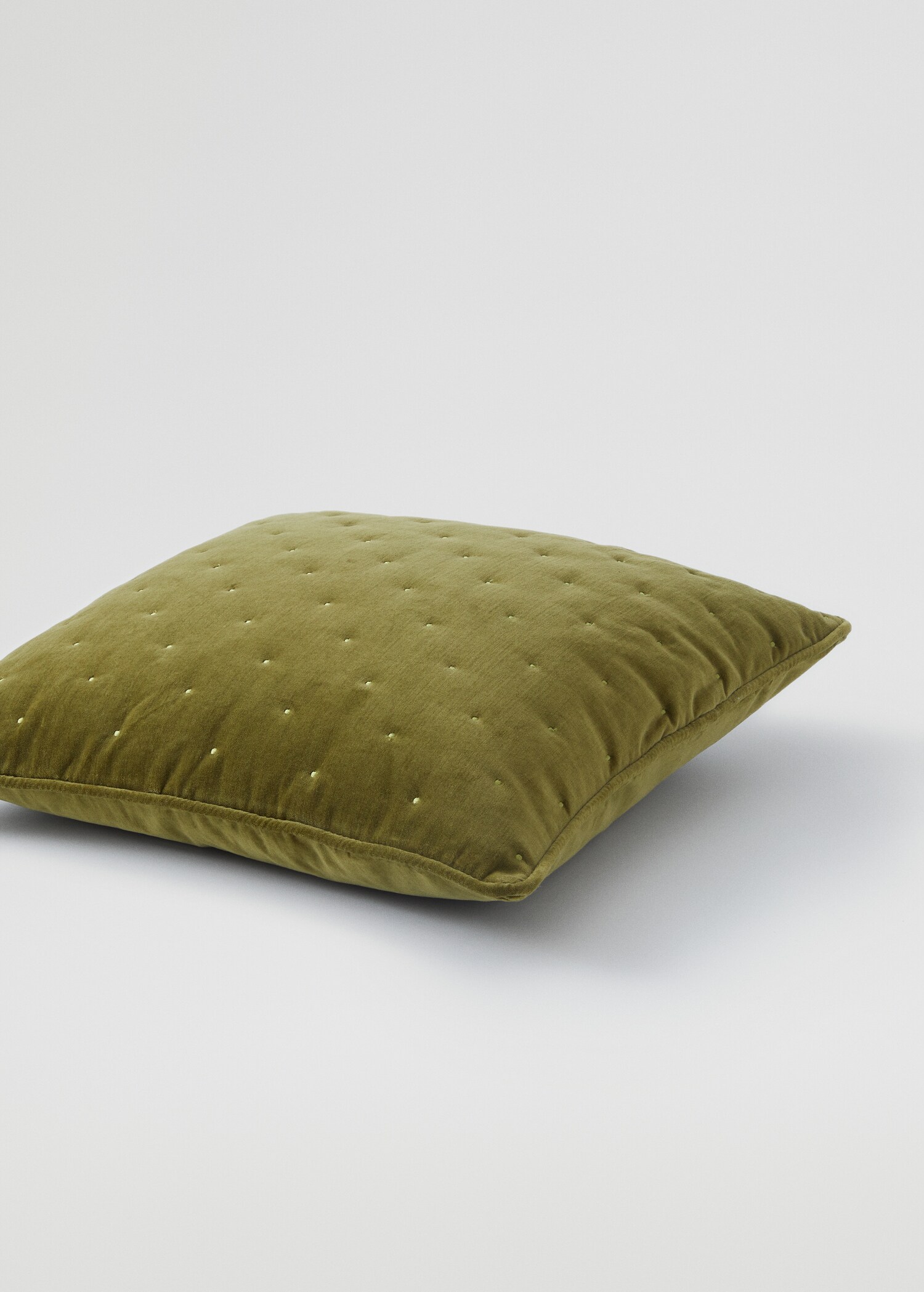 Prikkete pynteputetrekk i bomull 50x50cm - Halvtotal bildeutsnitt