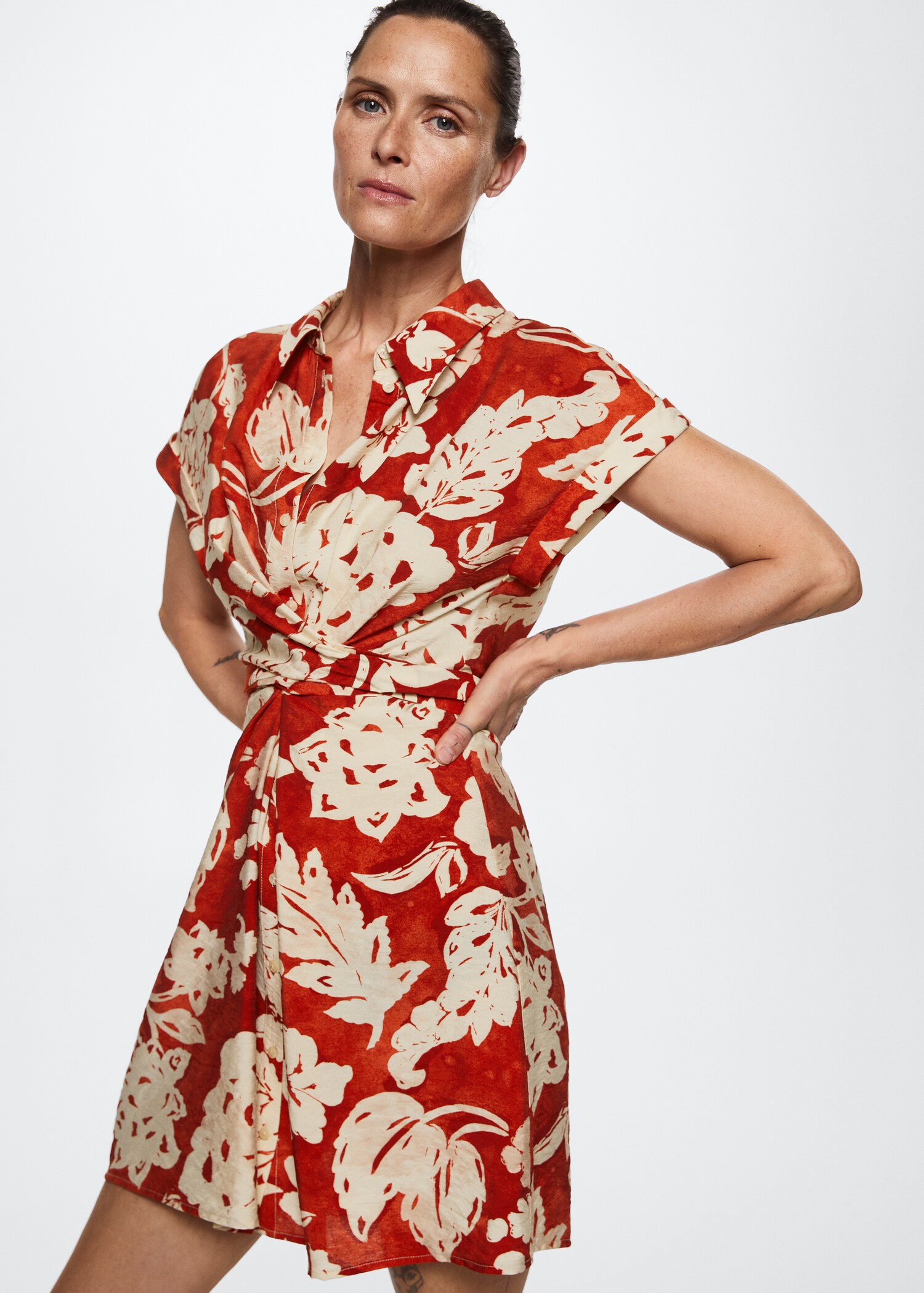 Vestido camisero flores - Plano medio