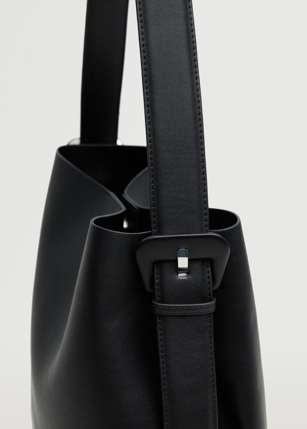 Shopper bag with buckle MANGO