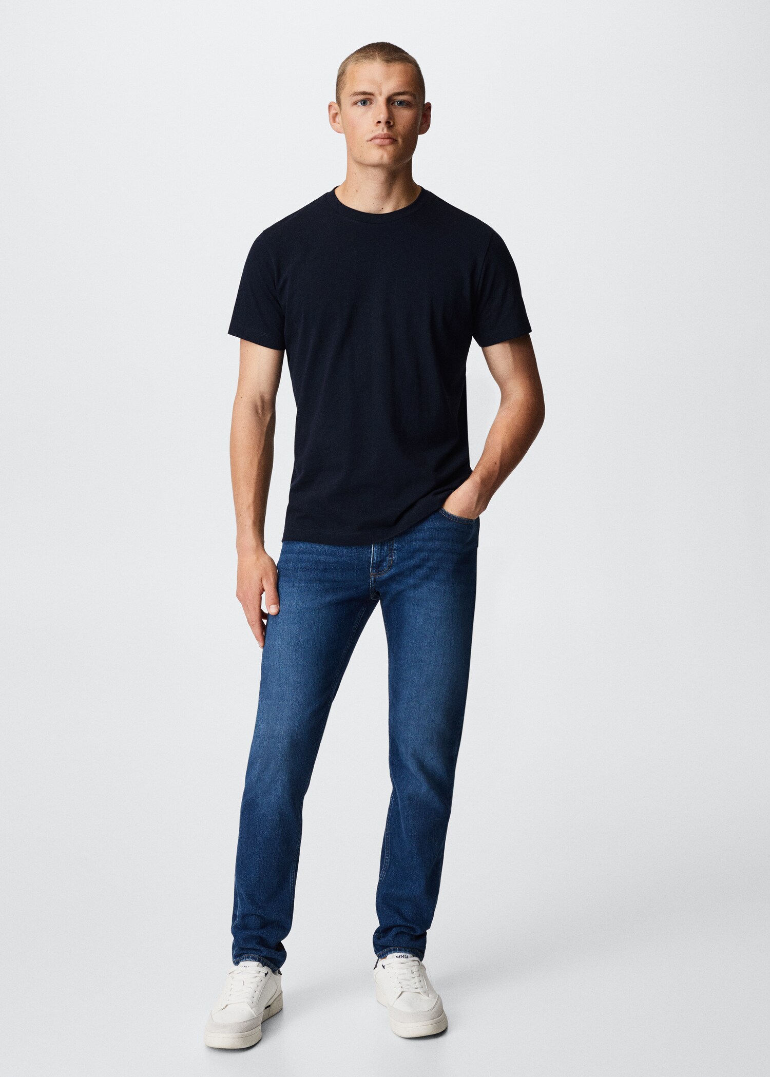 Sustainable cotton basic T-shirt - General plane