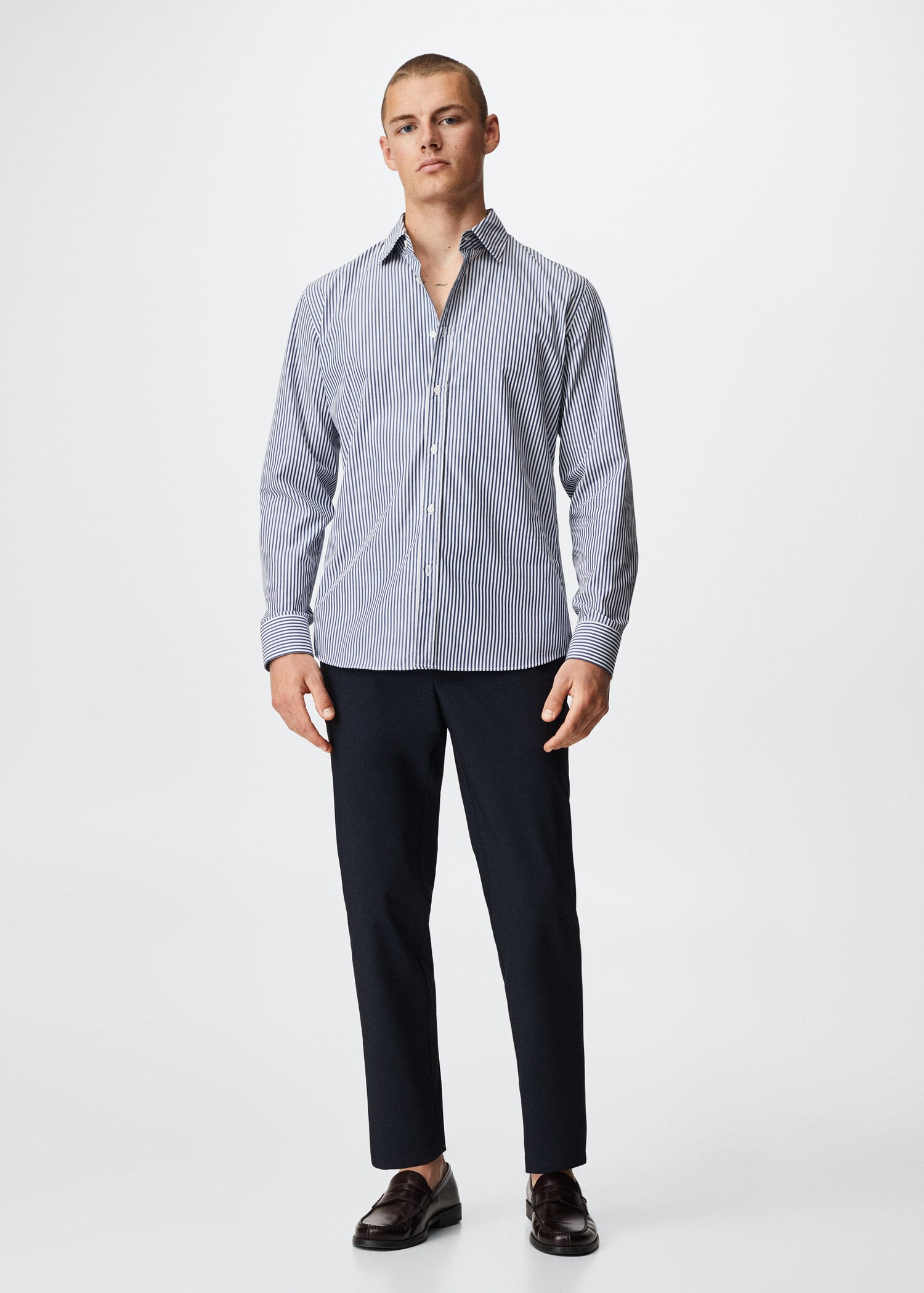 Gestreiftes Slim Fit-Hemd  - Allgemeine Ansicht