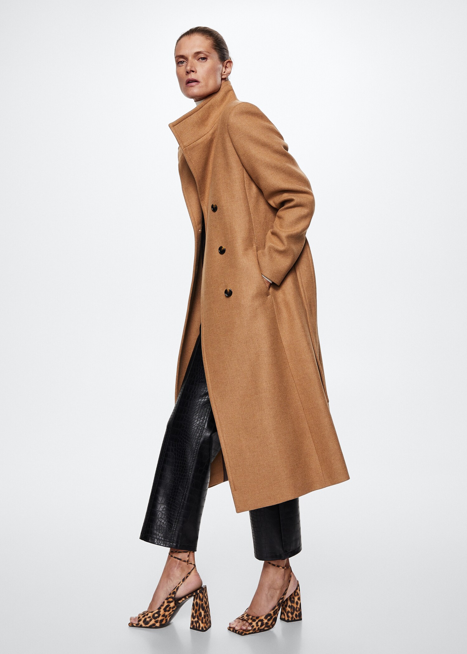 Woolen coat with belt - General plane