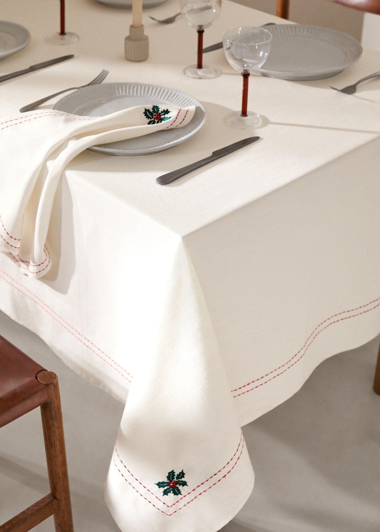 Toalha de mesa com pormenor bordado 250 x 150 cm - Plano geral