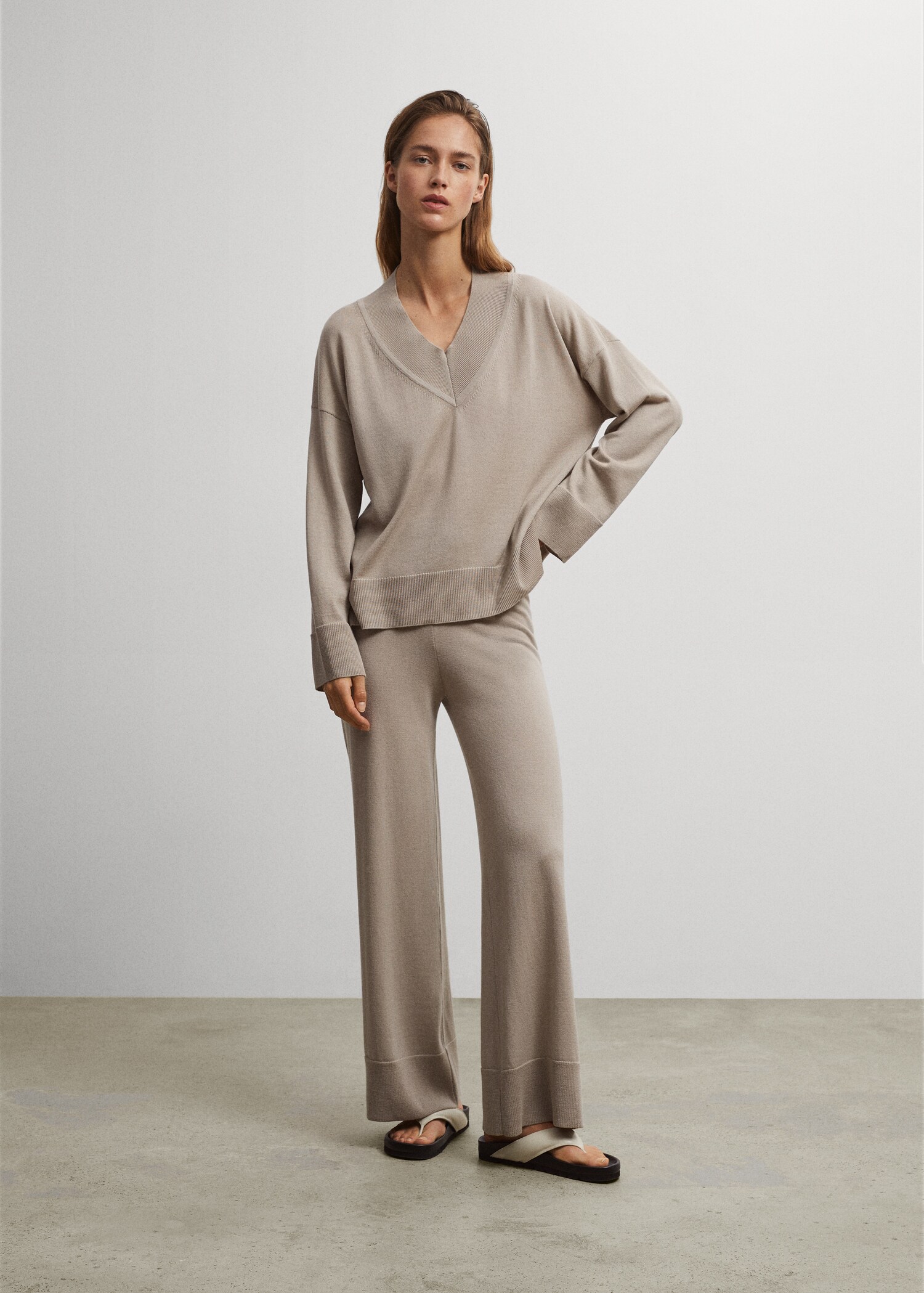 Pull-over en laine mérinos à col en V - Plan général