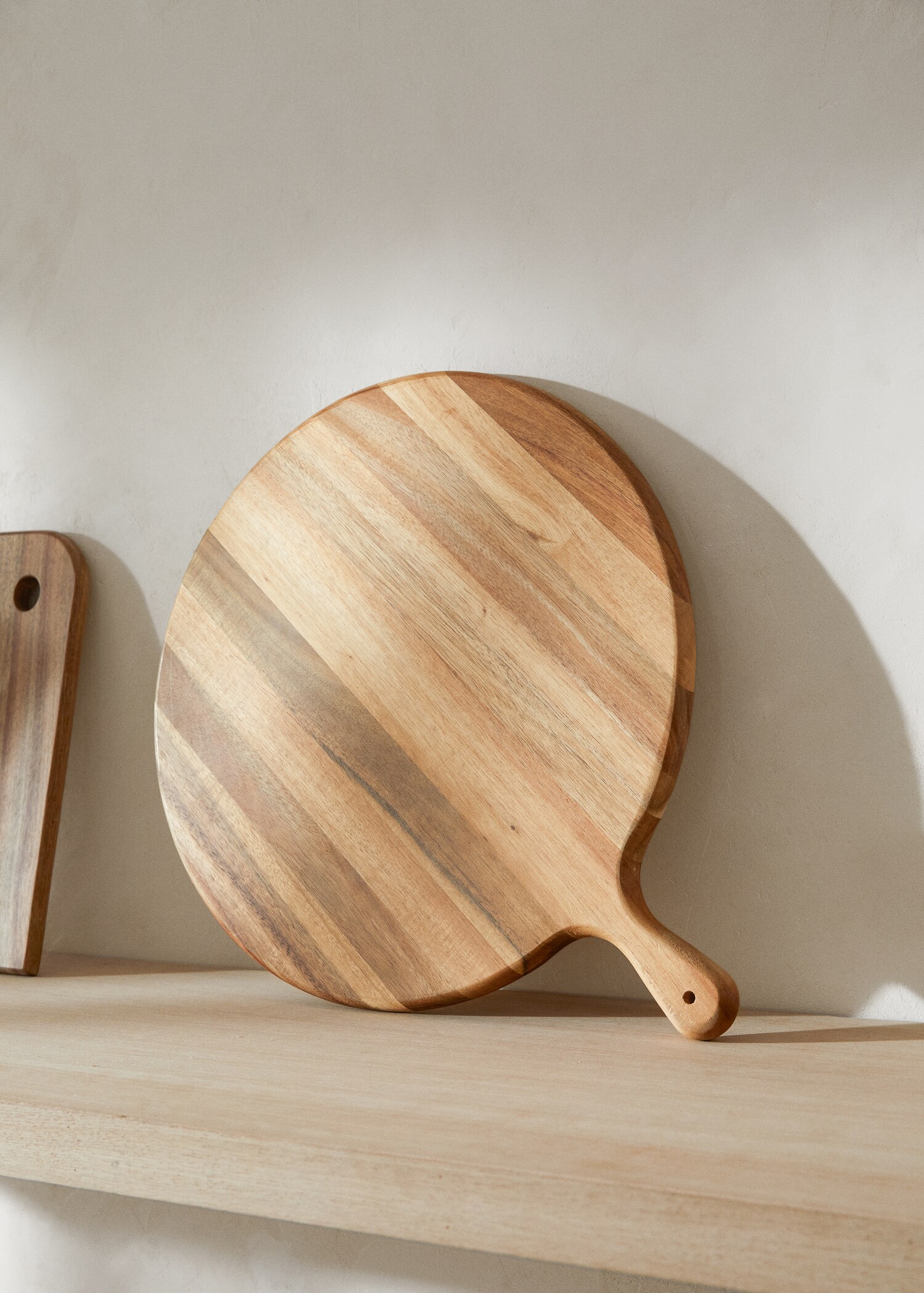 Round acacia wood chopping board - General plane