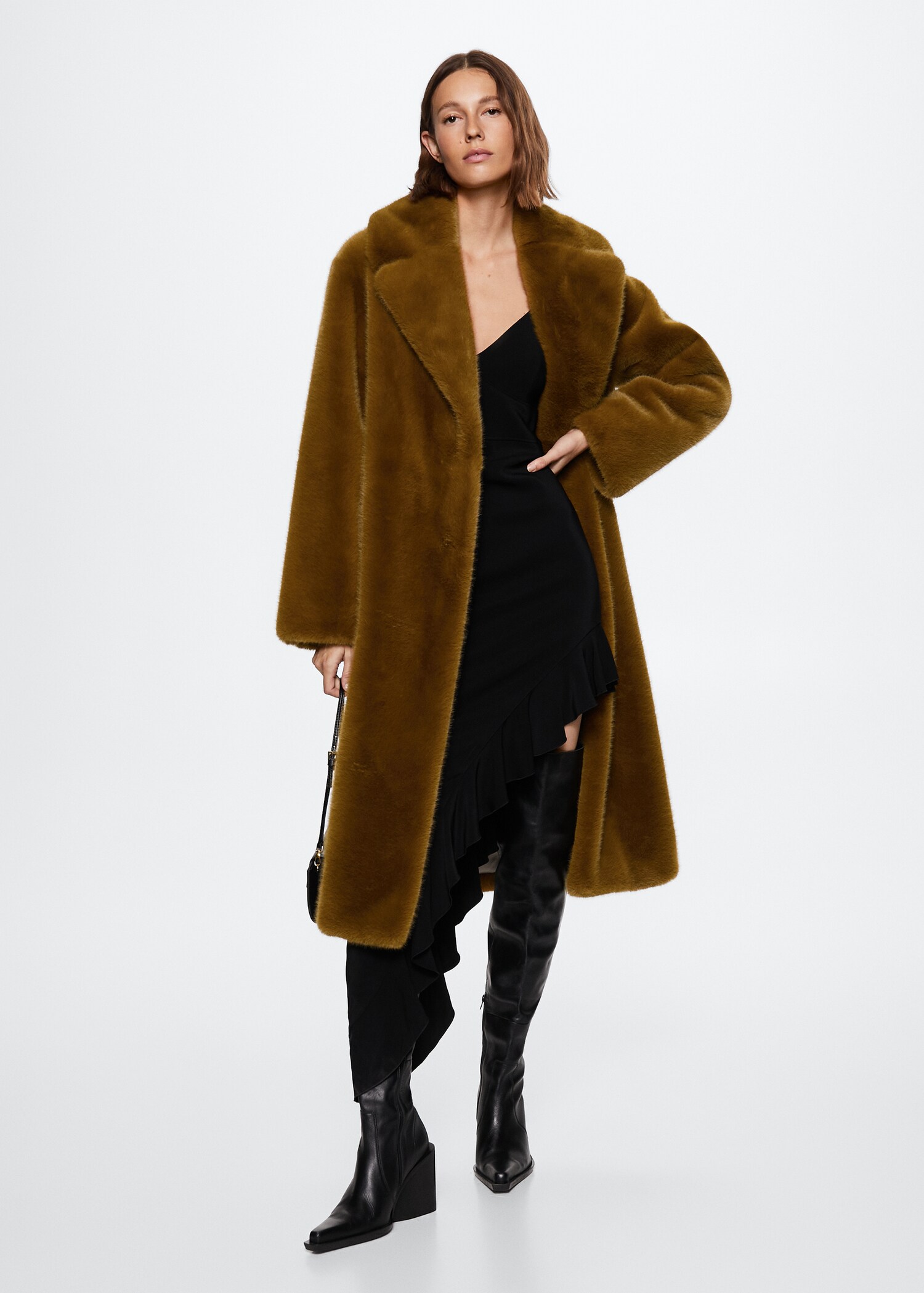 Manteau oversize en fausse fourrure - Plan général
