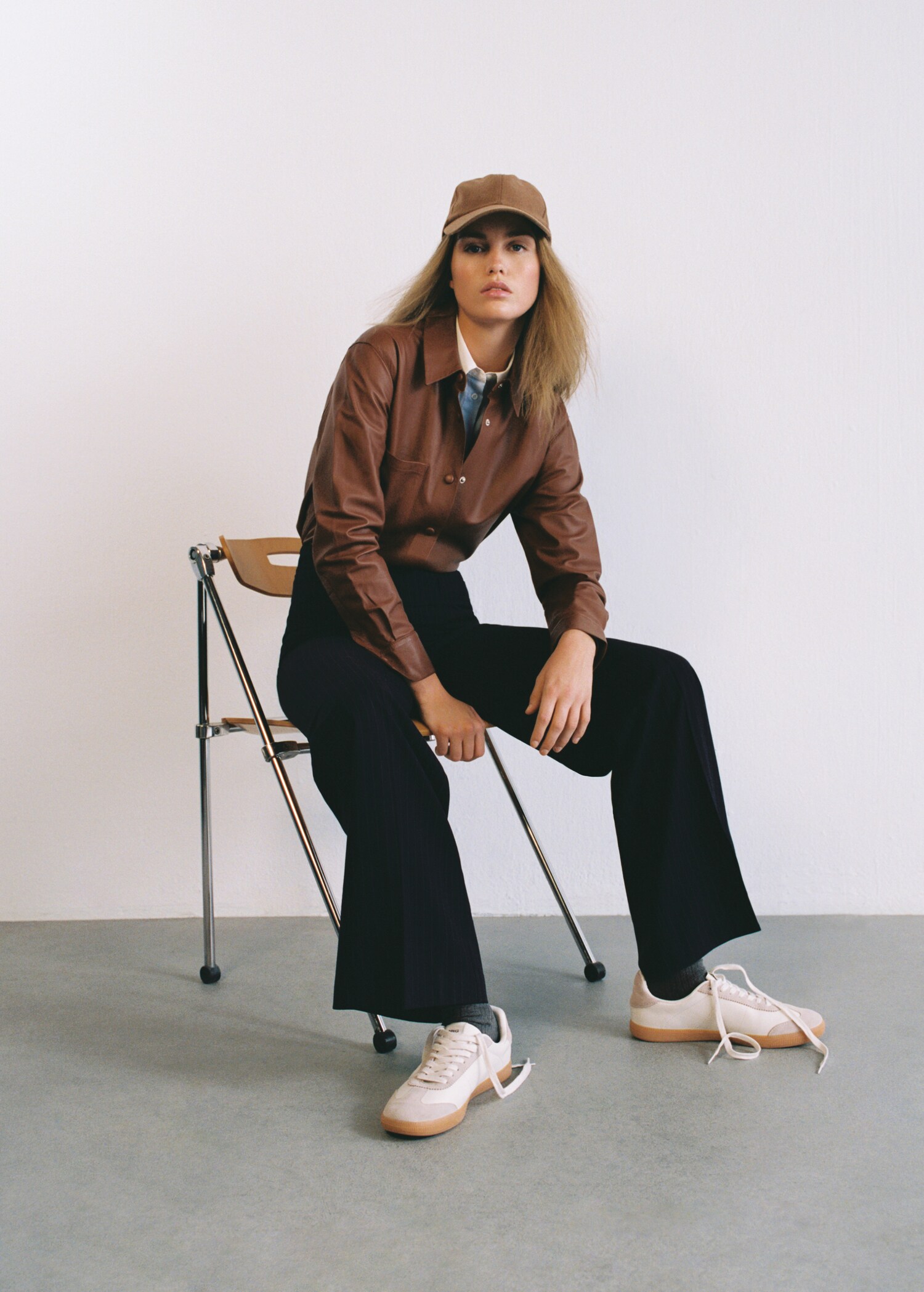 Wool cap with visor - General plane