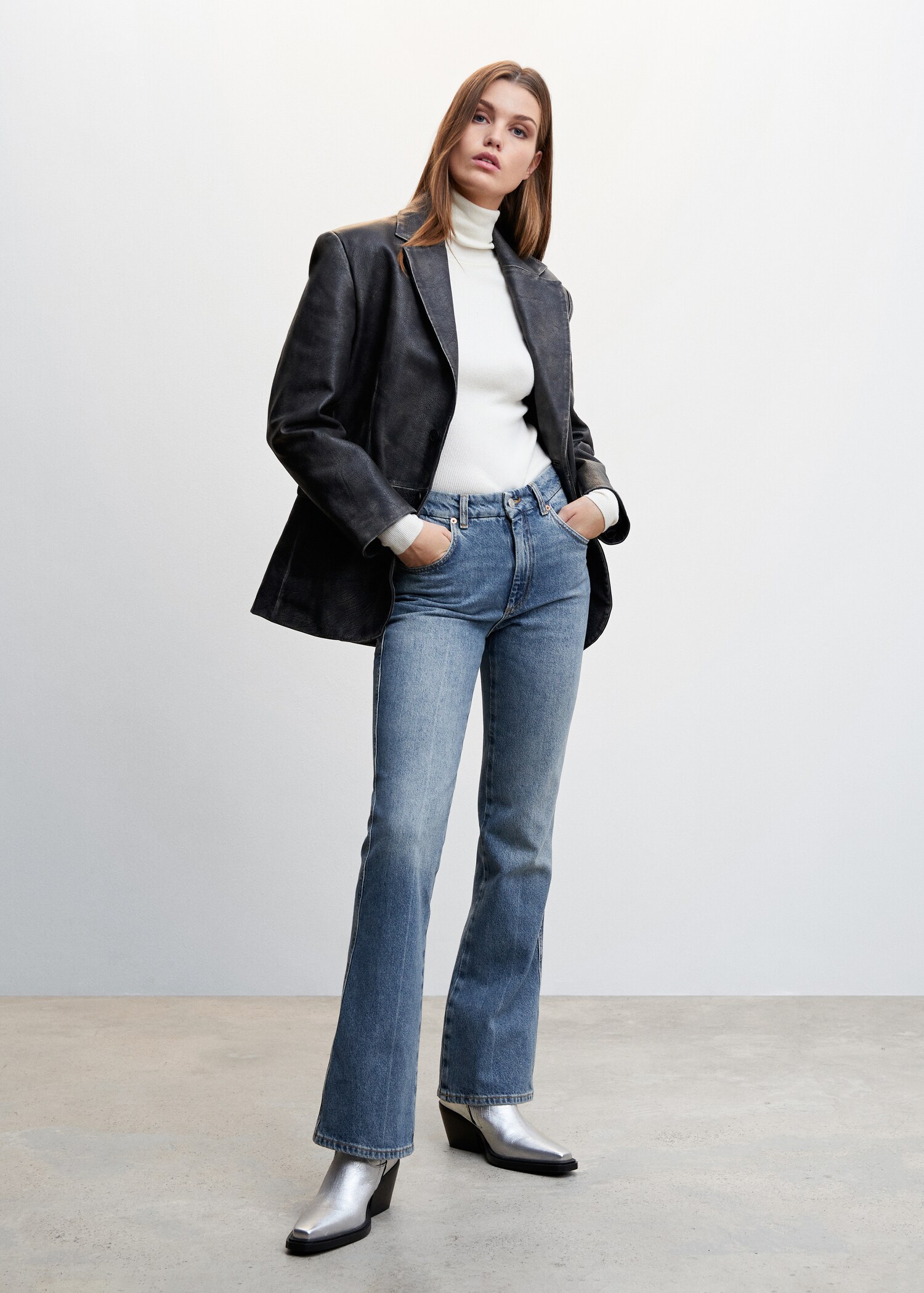 Medium-rise flared jeans  - General plane