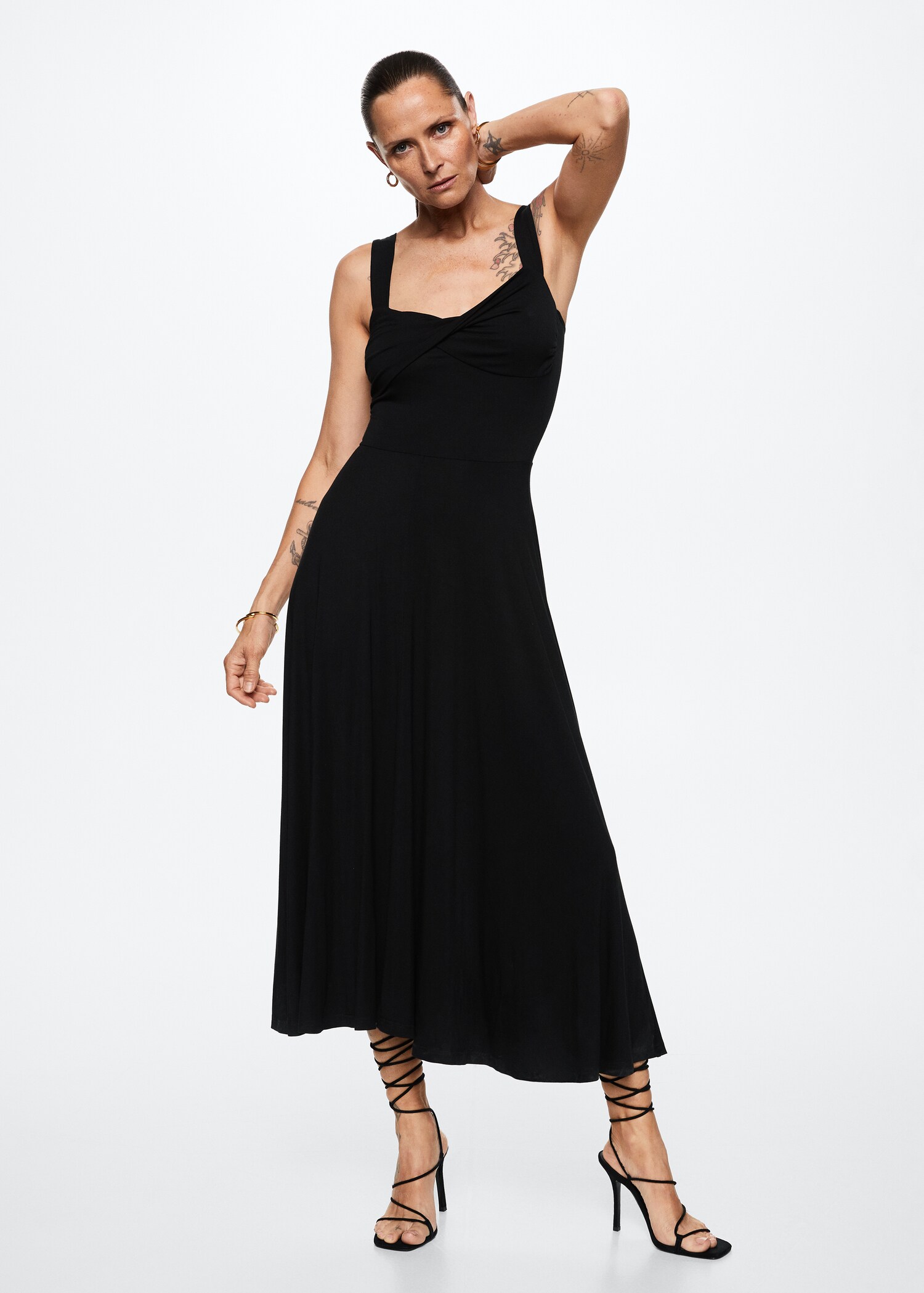 Vestido escote drapeado - Plano general