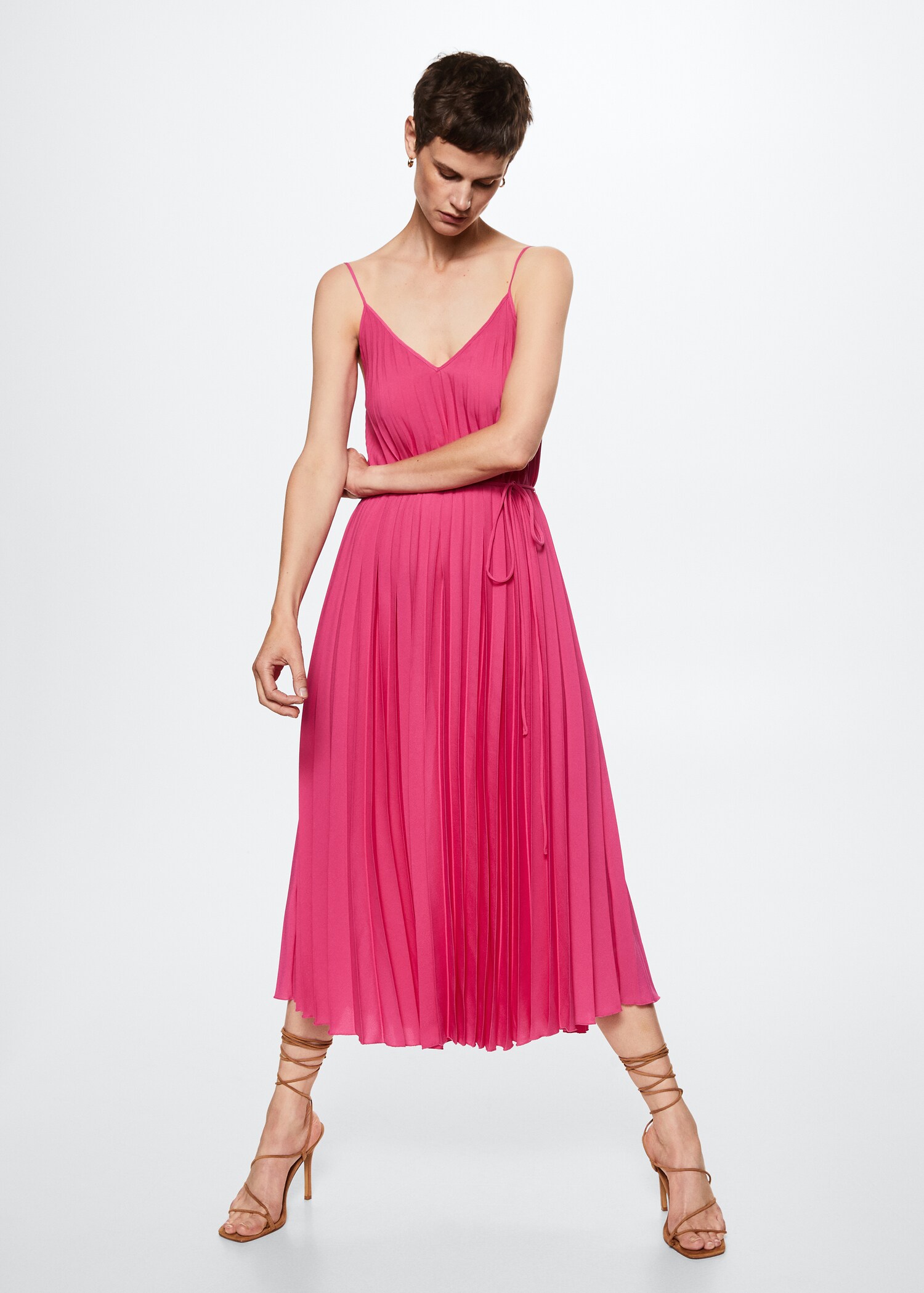 Plissée-Kleid mit Gürtel - Allgemeine Ansicht