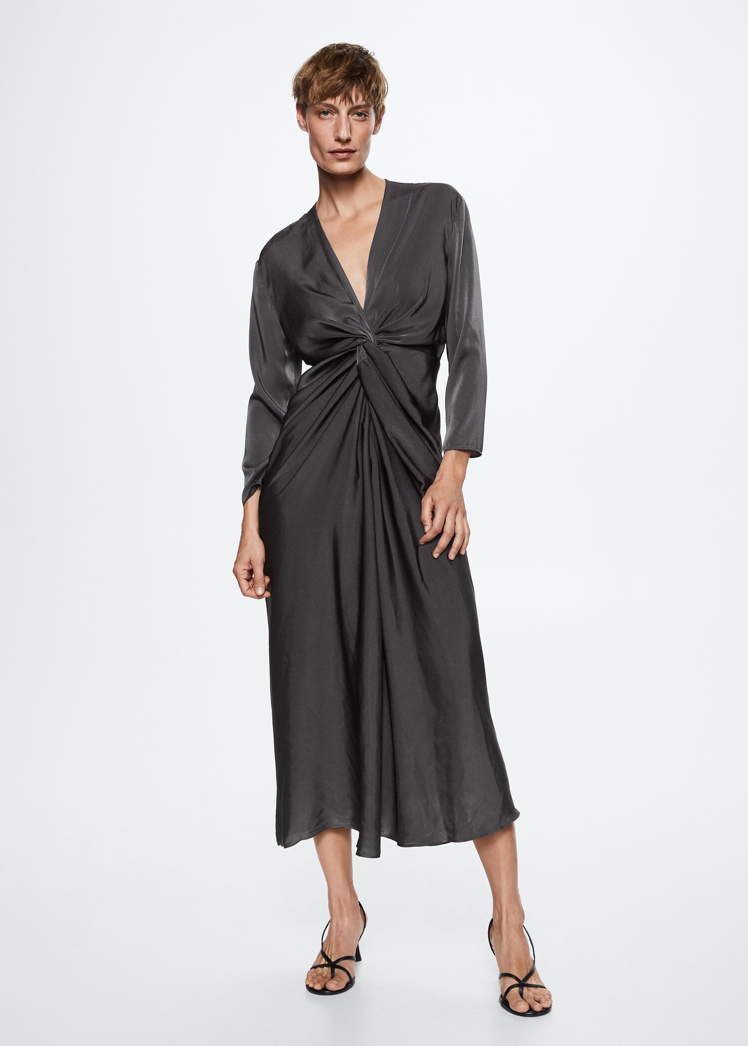 Vestido satinado nudo - Plano general