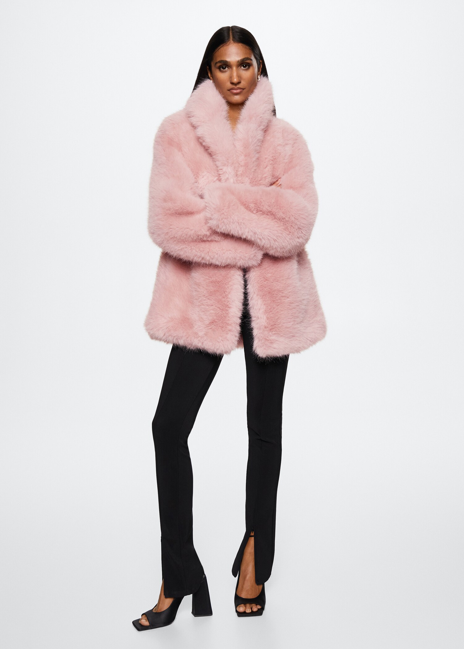 Manteau oversize en fausse fourrure - Plan général