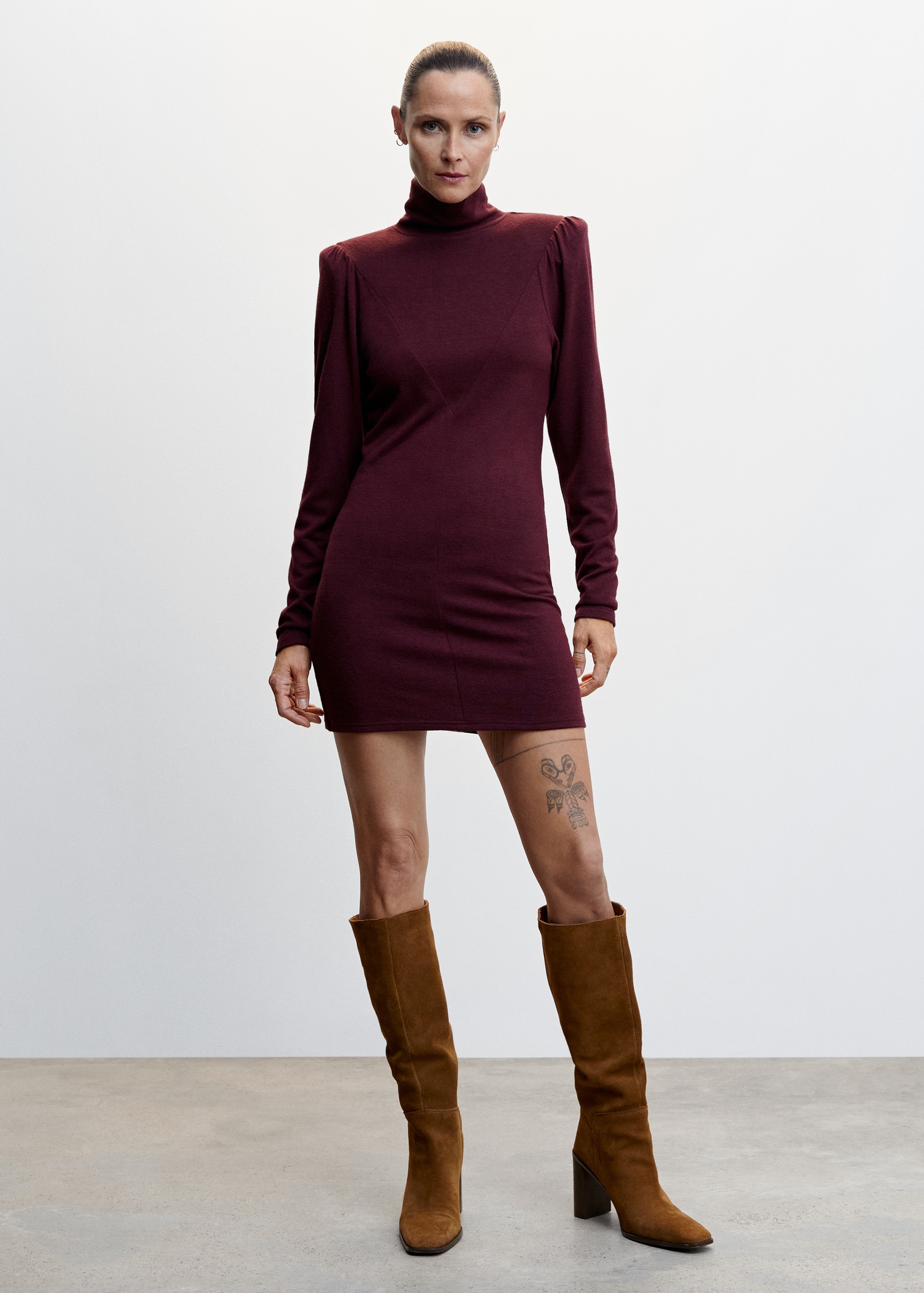 Vestido de malha de gola com dobra - Plano geral