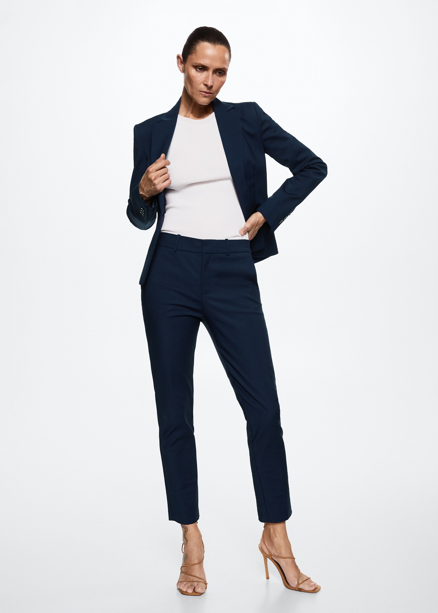 Pantalón pitillo traje - Plano general