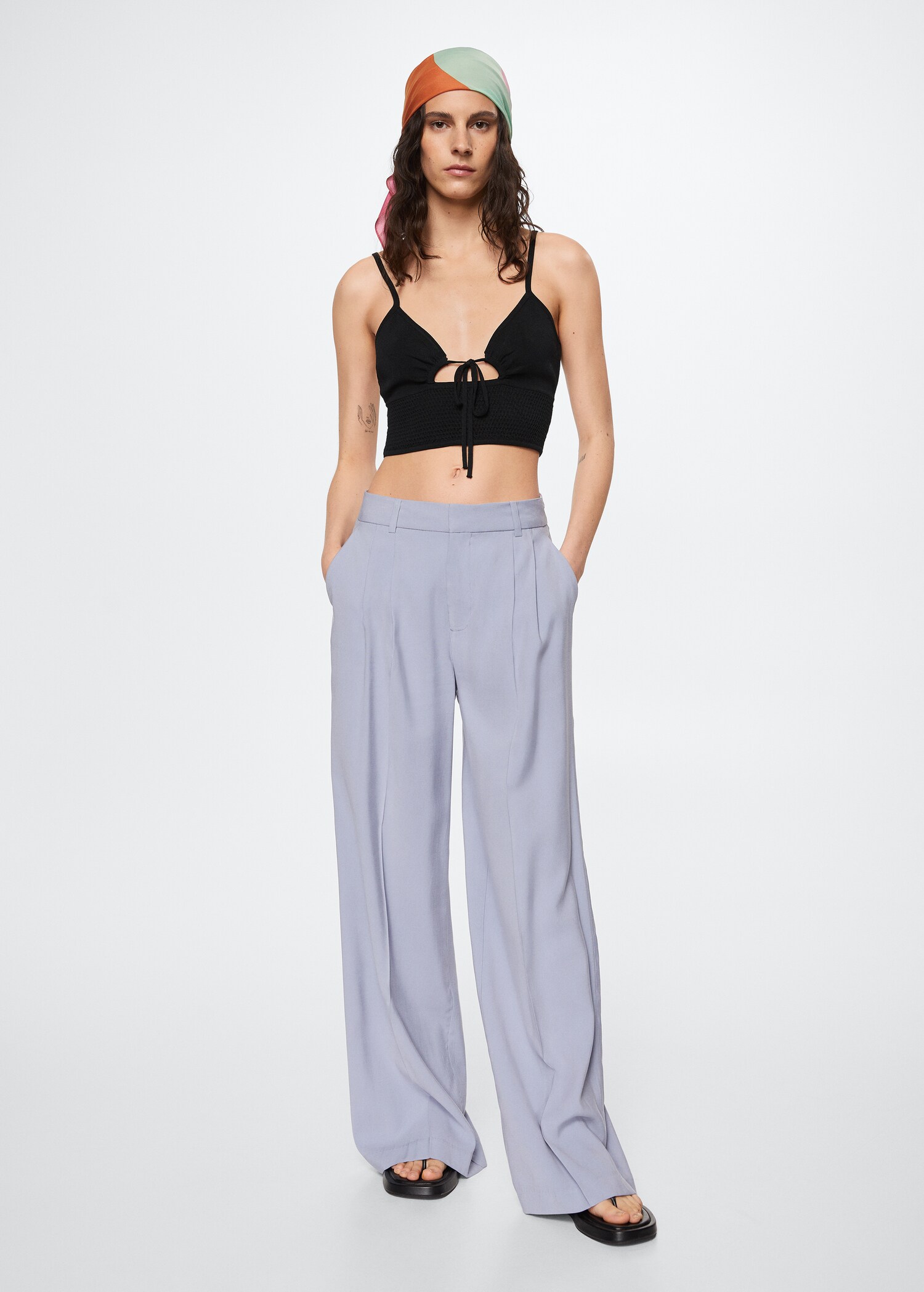 Top cropped com nó - Plano geral
