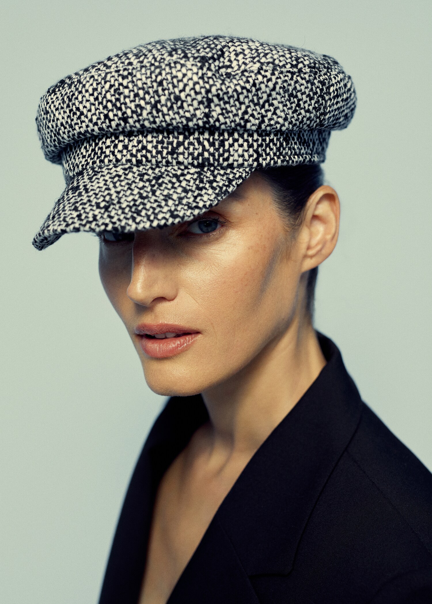 Textured cap with visor - General plane