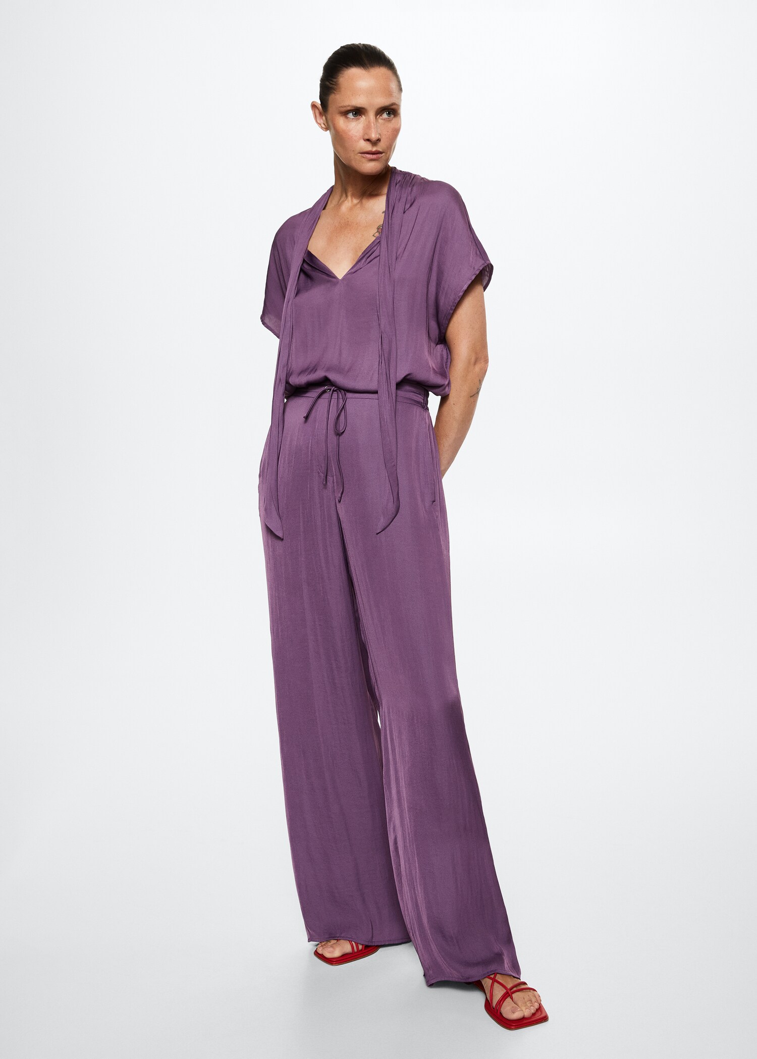 Blusa acetinada com laço - Plano geral