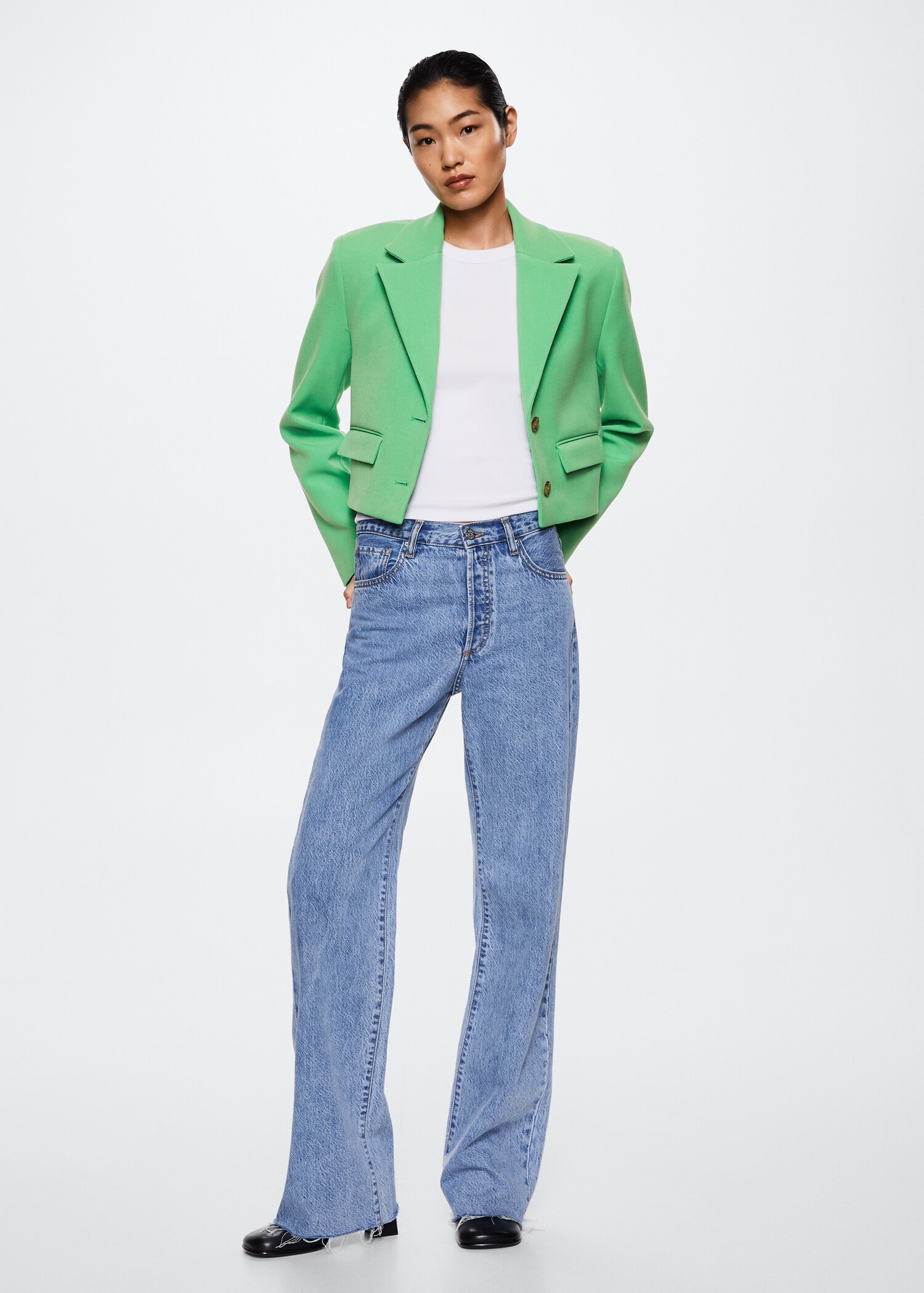 Blazer cropped de botões - Plano geral