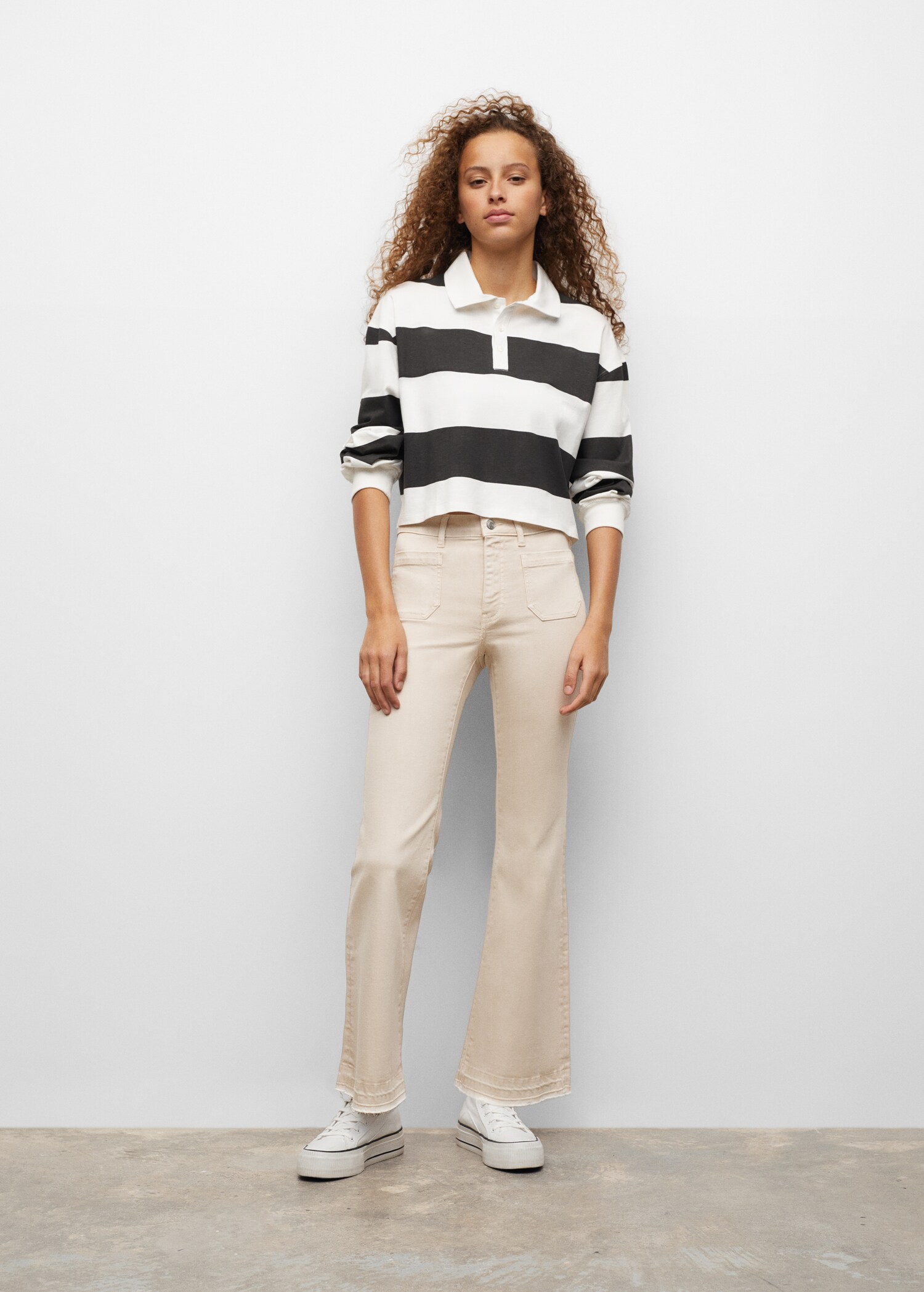 Flared jeans met gerafelde zomen - Overzichtstekening