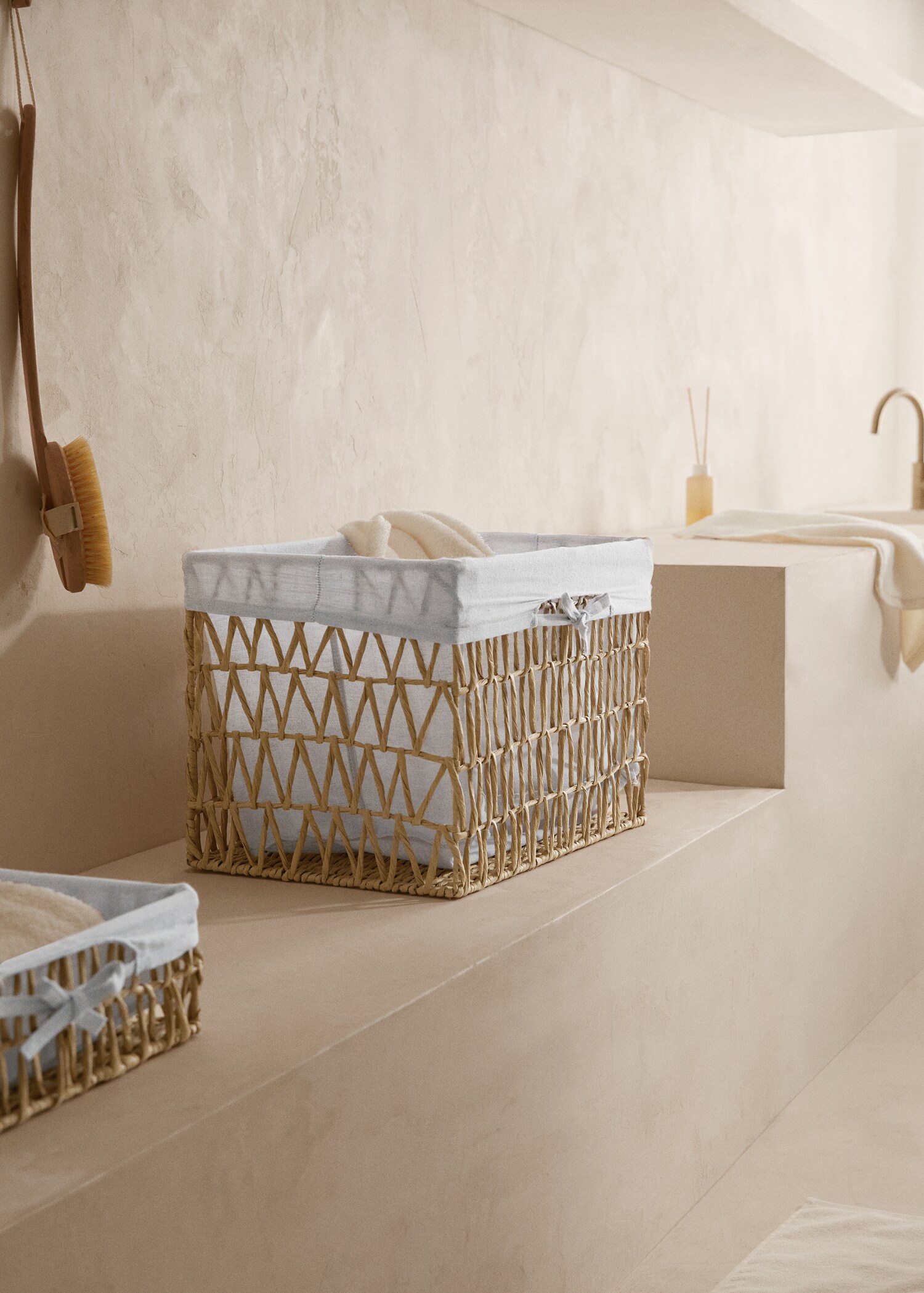 Lined wicker basket  - General plane