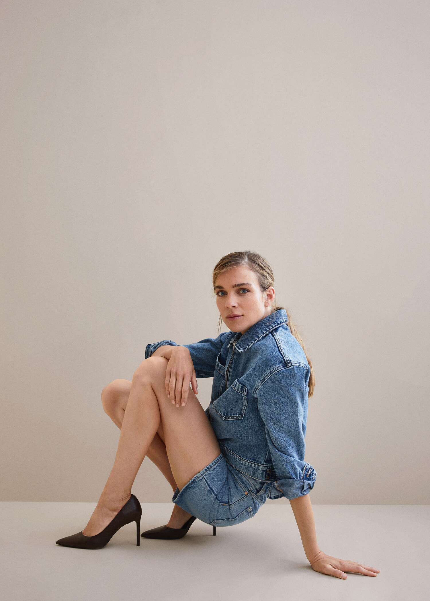 Asymmetric stiletto shoes - General plane