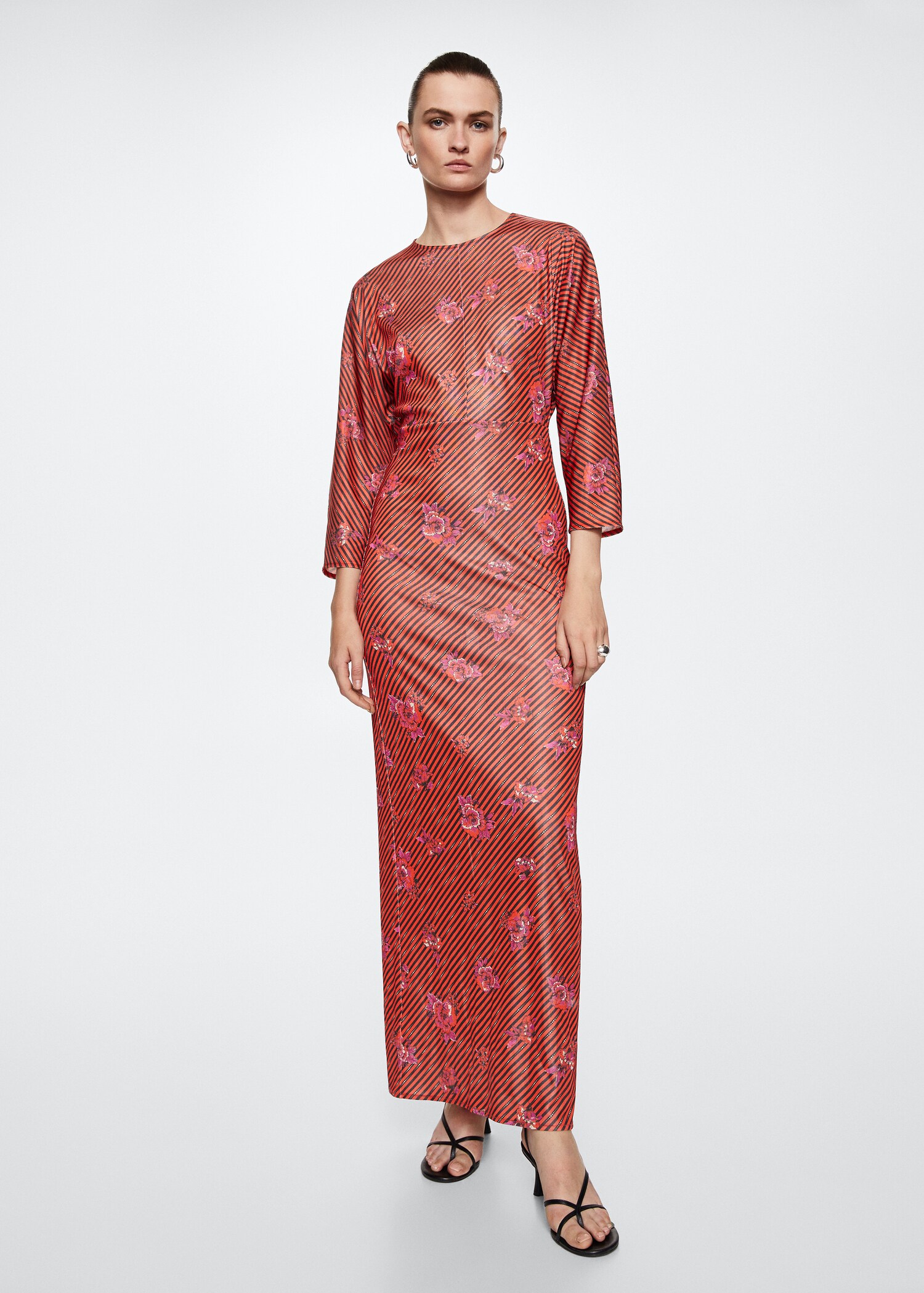 Embossed flower gown - General plane