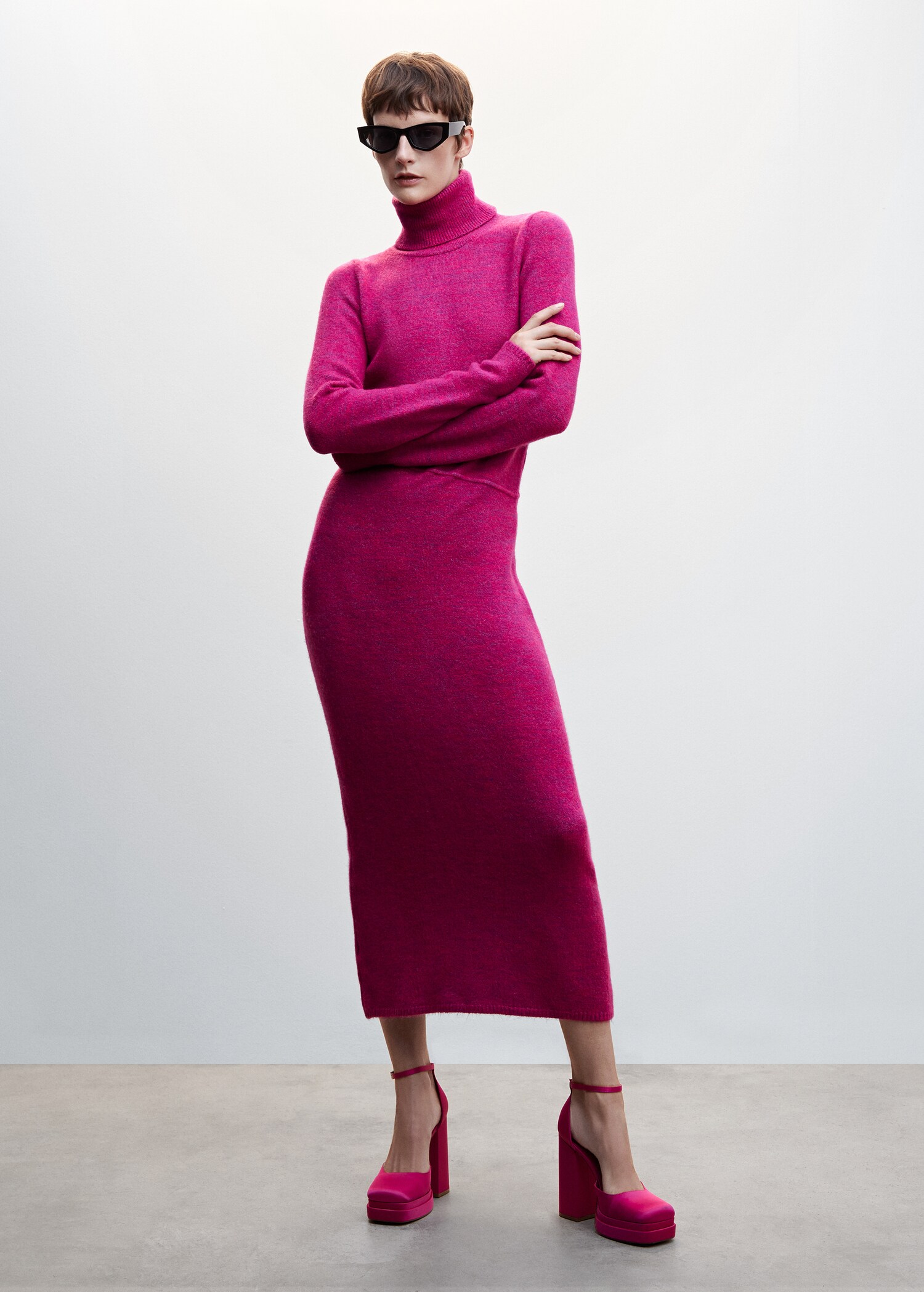 Knitted turtleneck dress - General plane