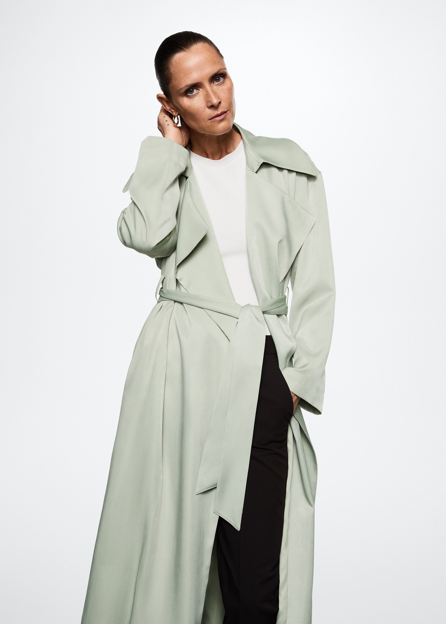 Fließender Trenchcoat mit Gürtel - Mittlere Ansicht