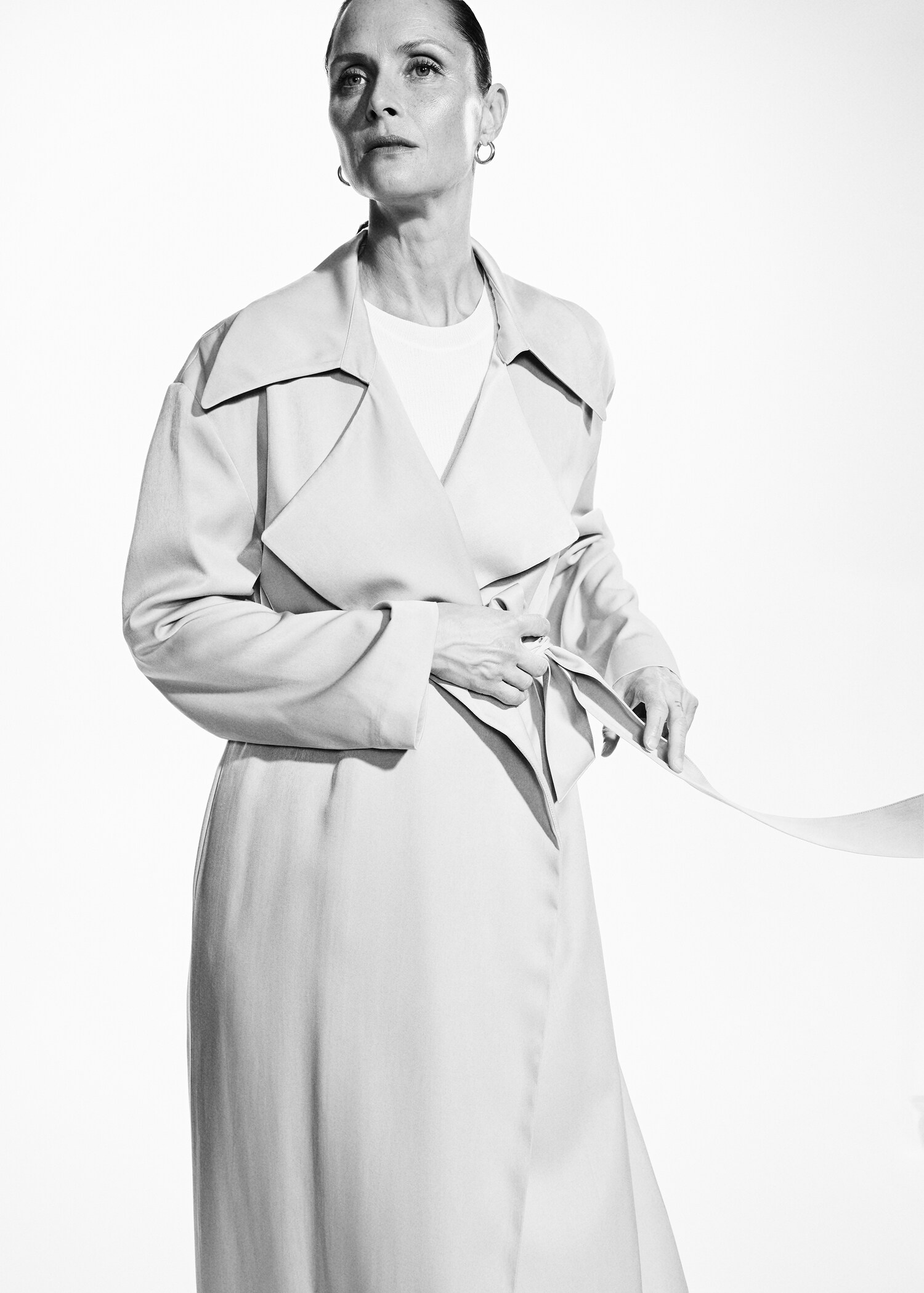 Fließender Trenchcoat mit Gürtel - Detail des Artikels 1