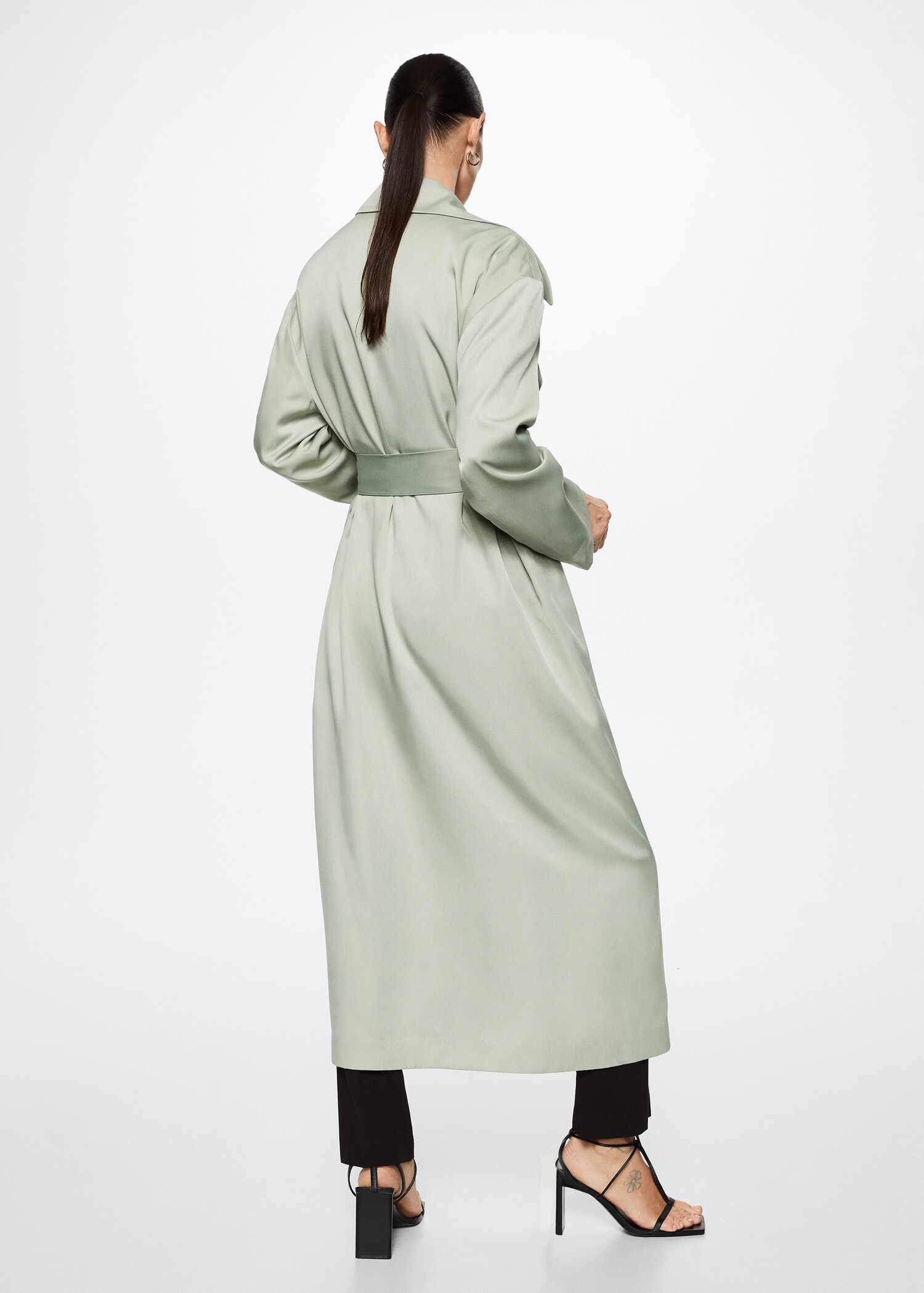 Fließender Trenchcoat mit Gürtel - Rückseite des Artikels
