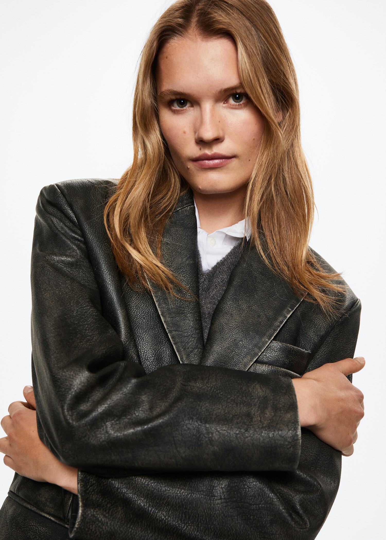 Worn-effect leather jacket - Details of the article 2