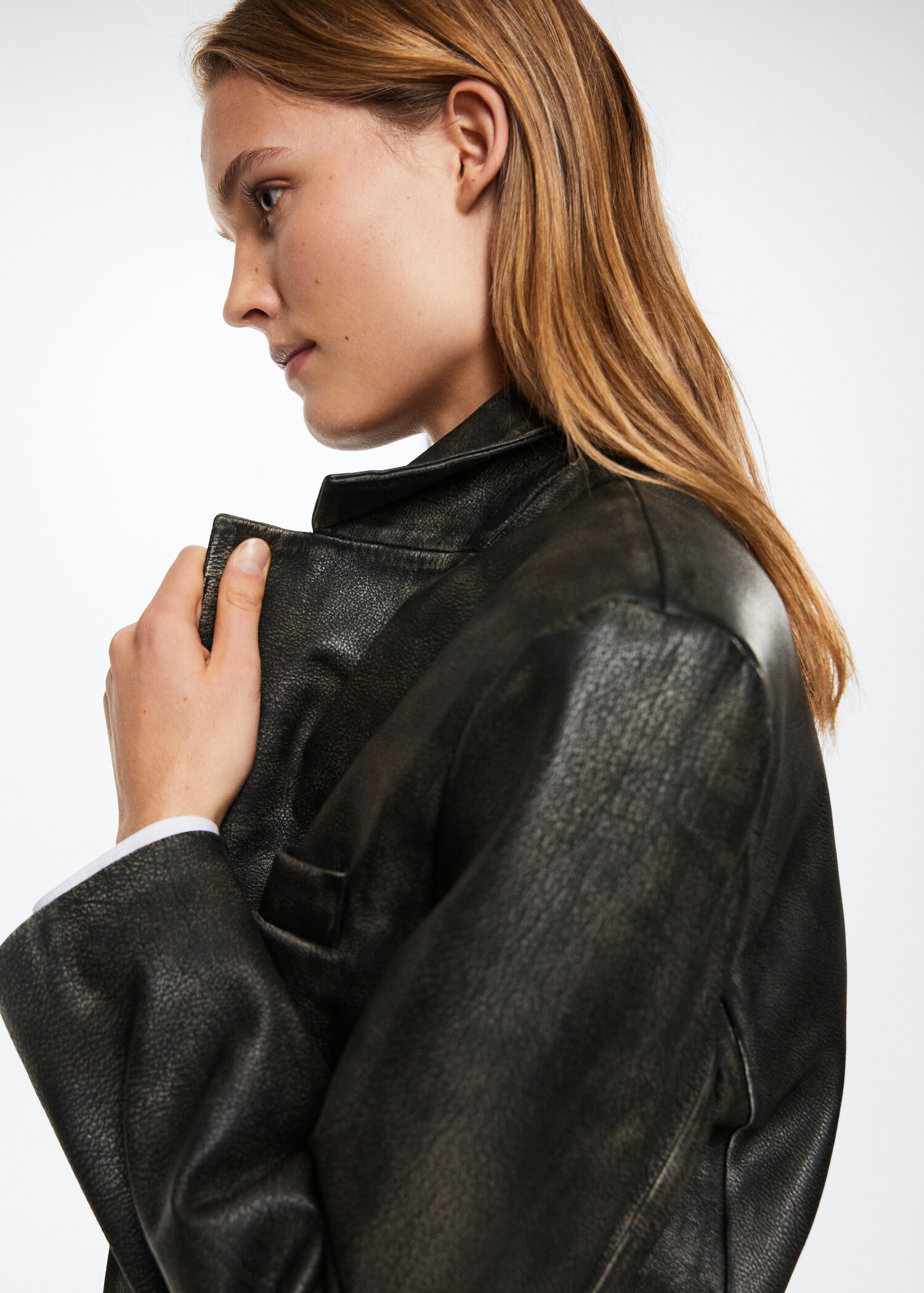 Worn-effect leather jacket - Details of the article 3