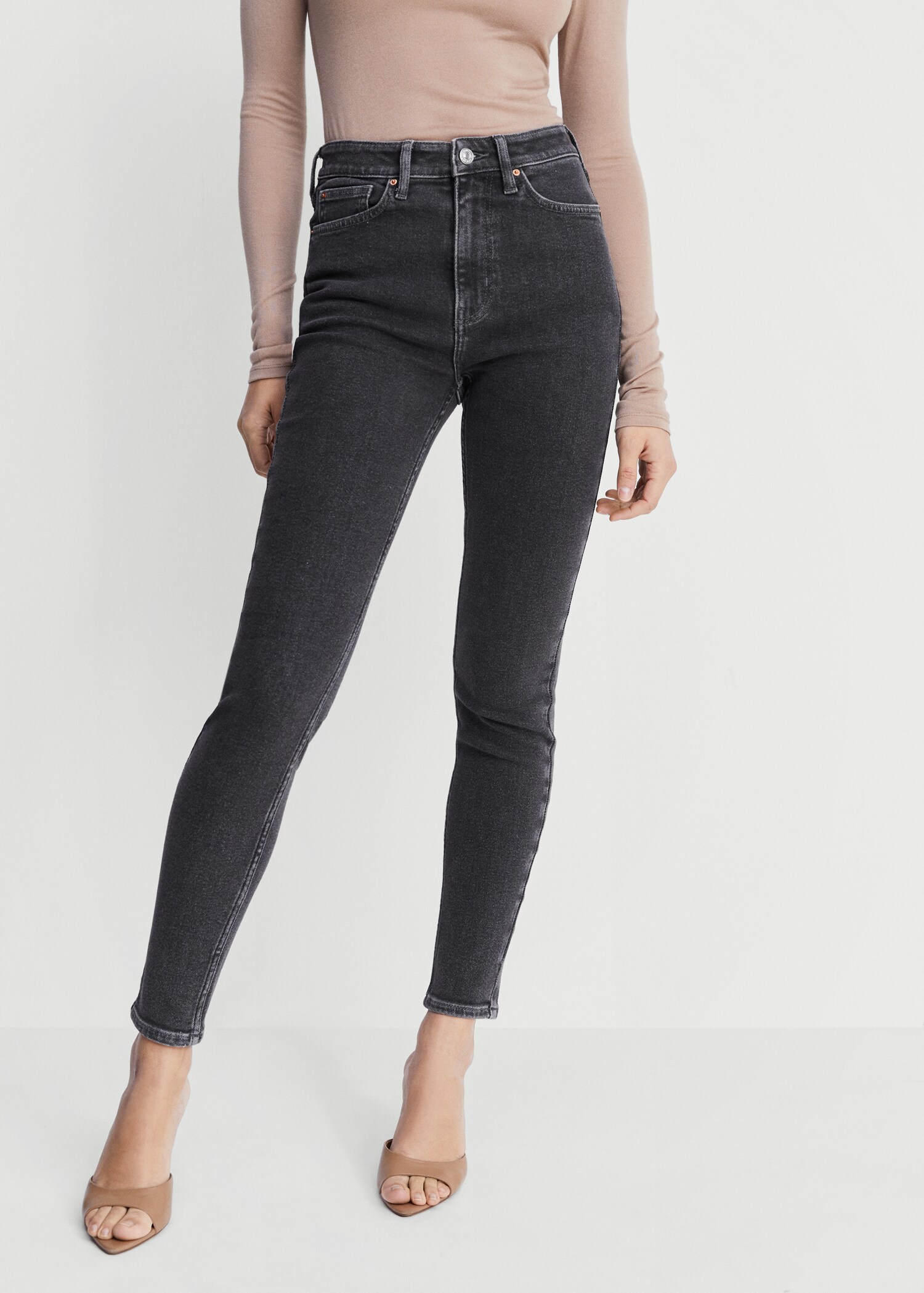 Jeans skinny tiro alto  - Plano medio