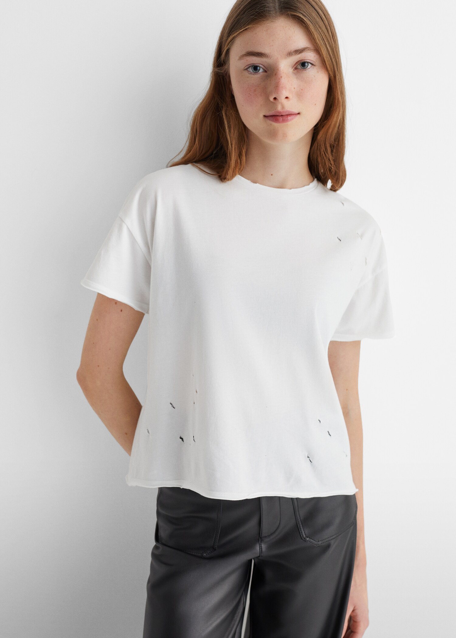 Camiseta rotos decorativos - Plano medio