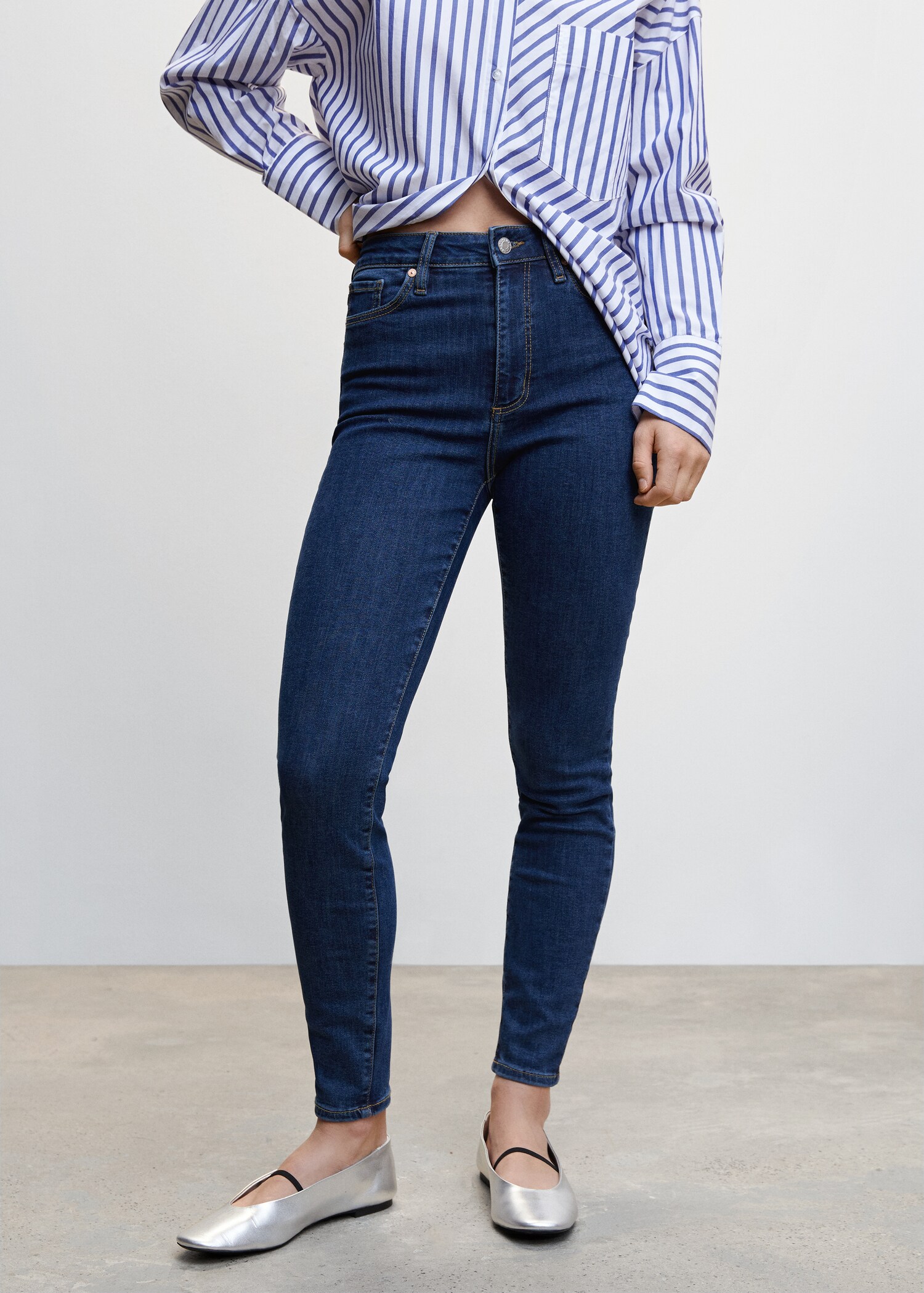 Jeans skinny tiro alto  - Plano medio