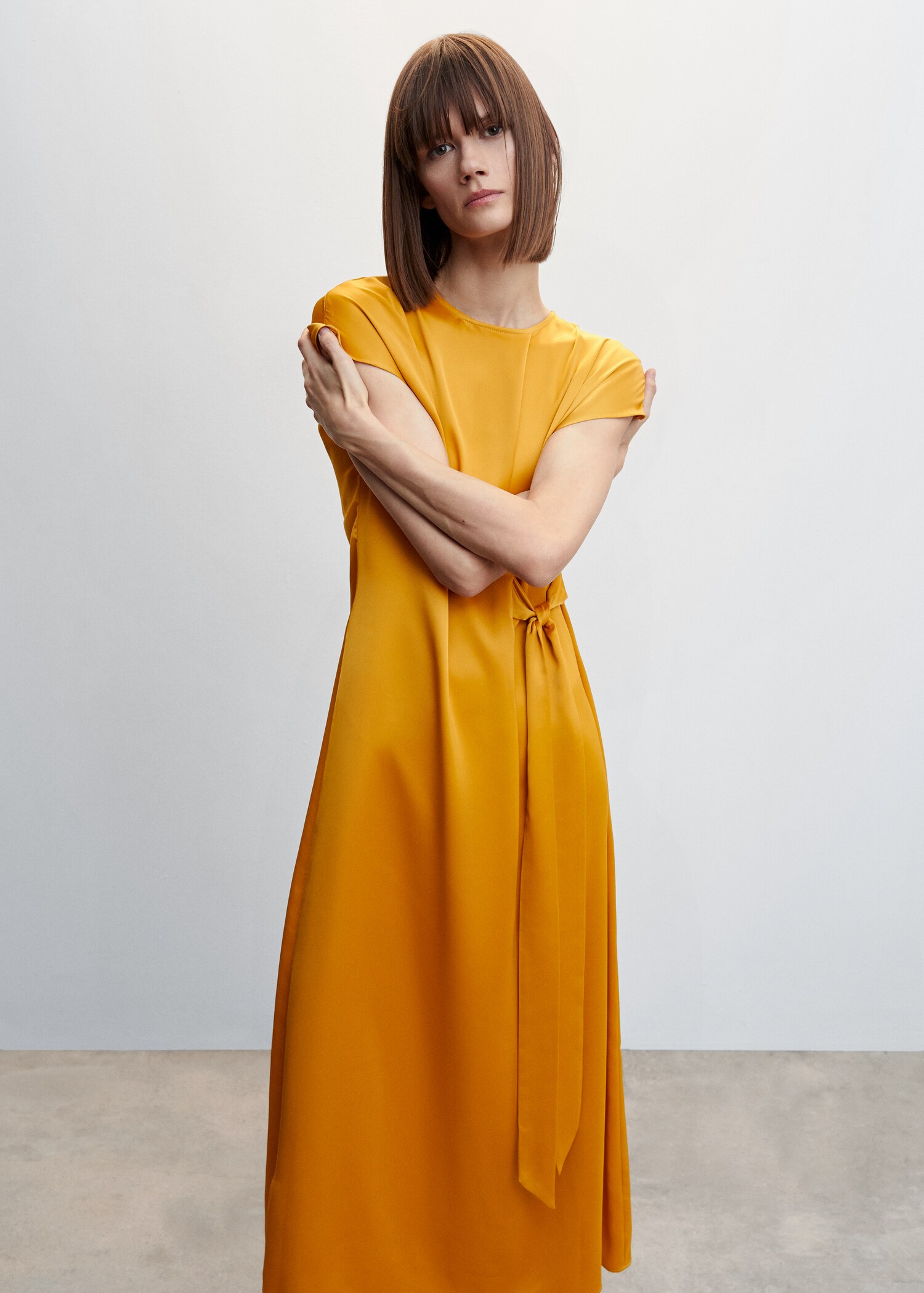 Satin dress with knot - Medium plane