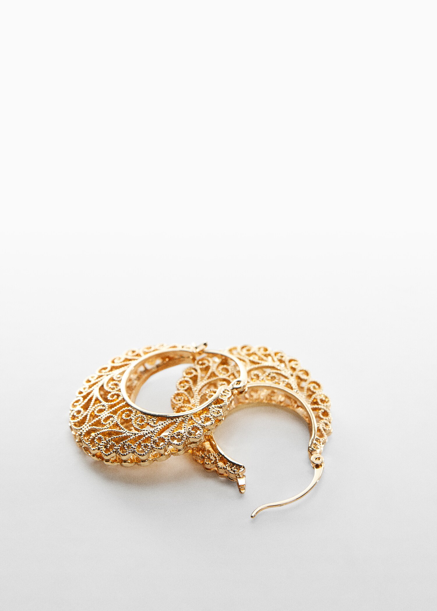 Embossed hoop earrings - Details of the article 1