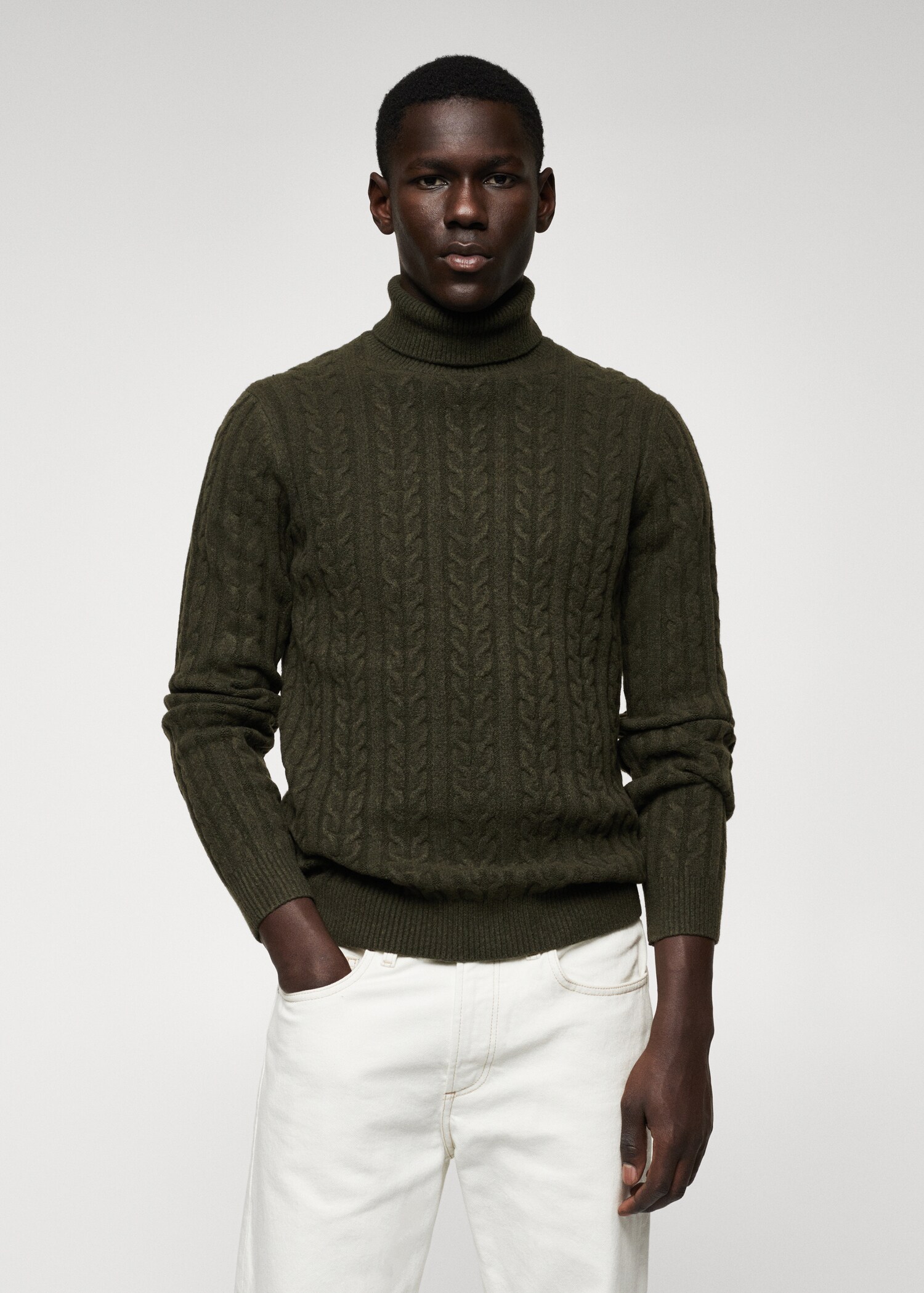 Jersey cuello alto trenzado - Plano medio